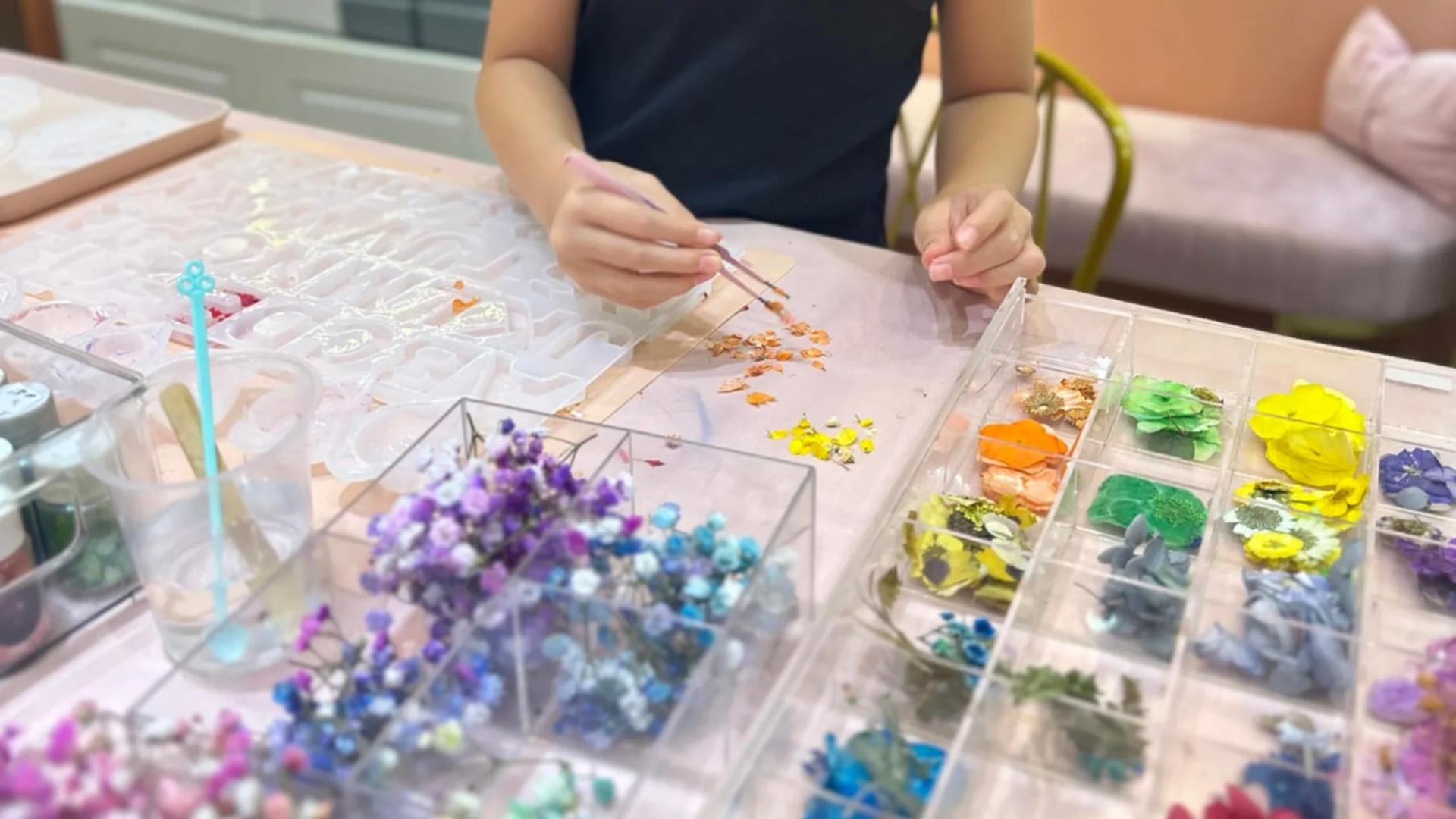 Floral Resin Lightstand Workshop by Floral Knots at Orchard Gateway - Thumbnail 4