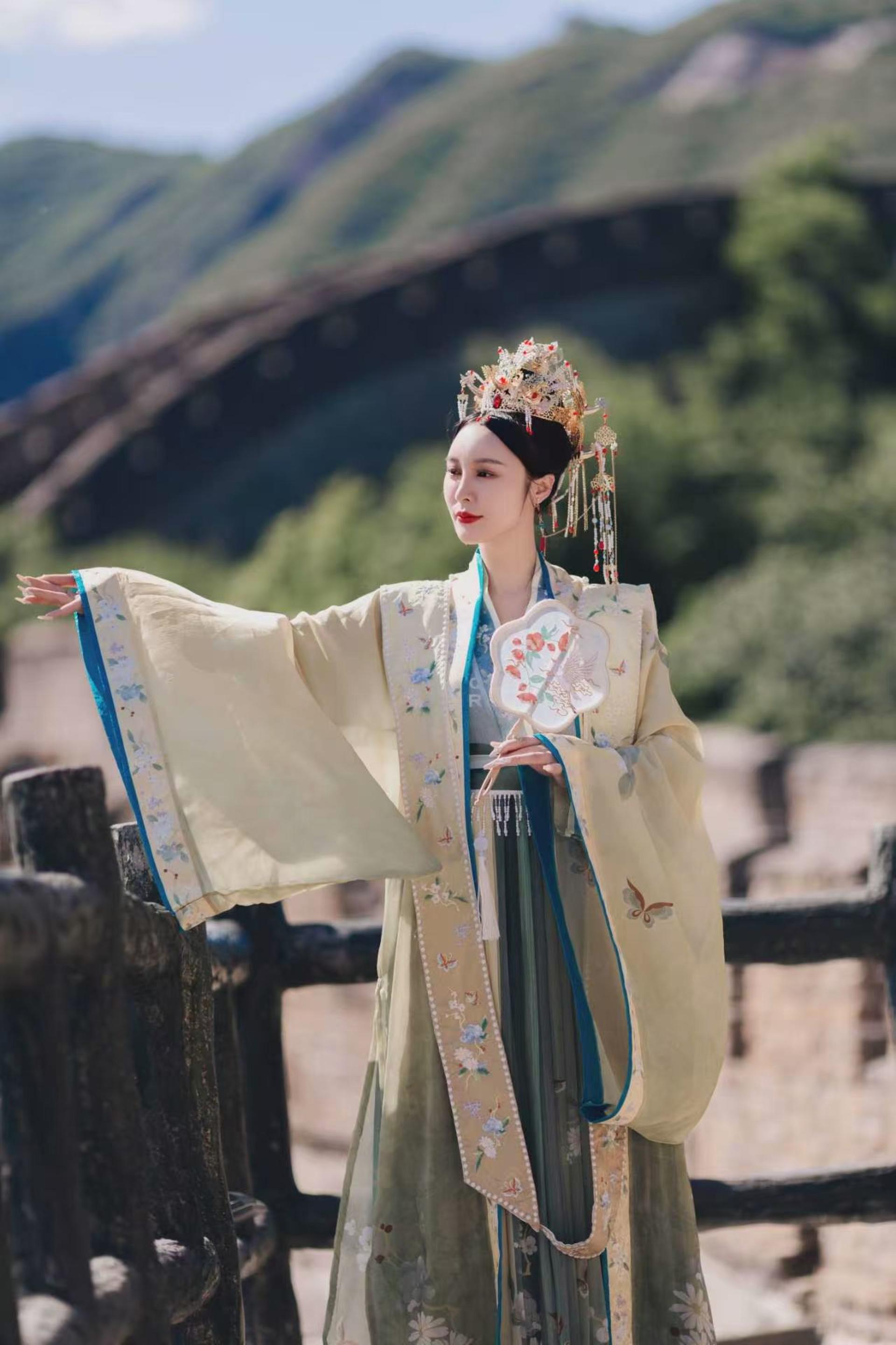 Beijing Mutianyu Great Wall Hanfu Rental & Travel Photography - Thumbnail 2
