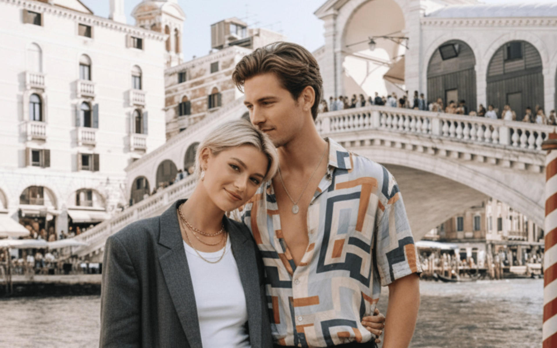 A Romantic Photoshoot in the Heart of Venice - Thumbnail 5