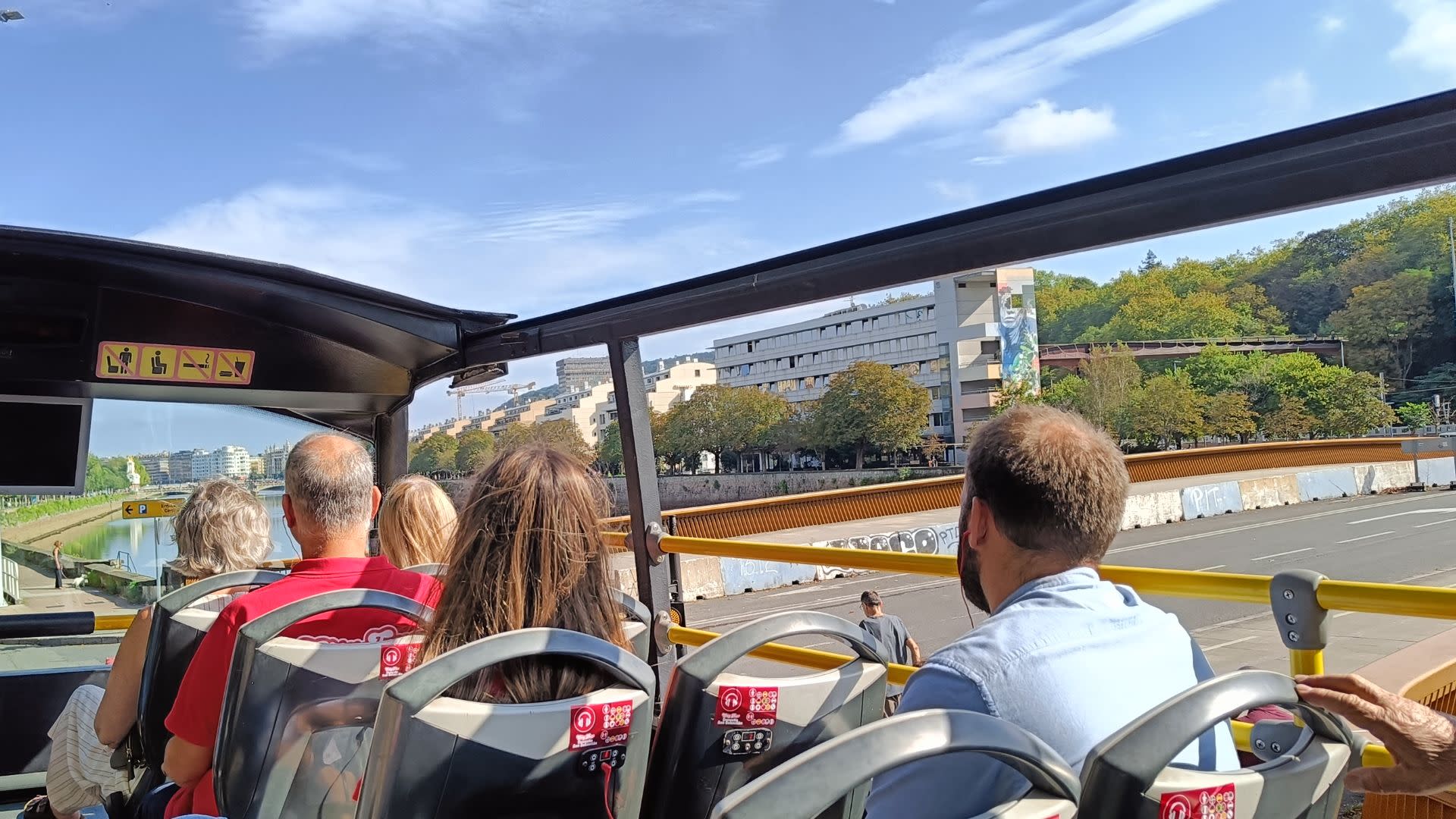 San Sebastian hop-on hop-off city tour bus - Thumbnail 3