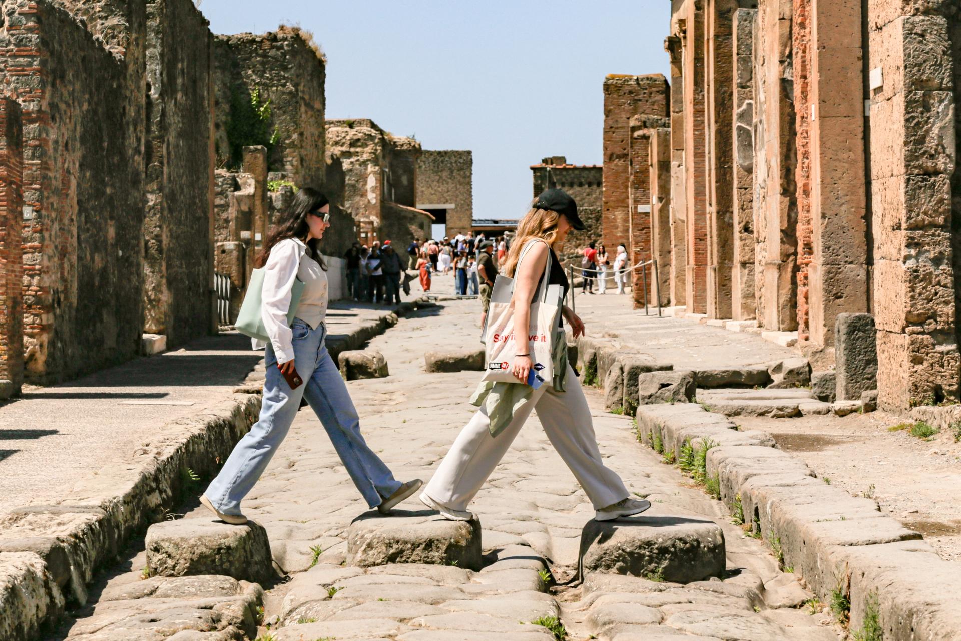 Tour of Pompeii: Guided Walk with Priority Access - Thumbnail 7