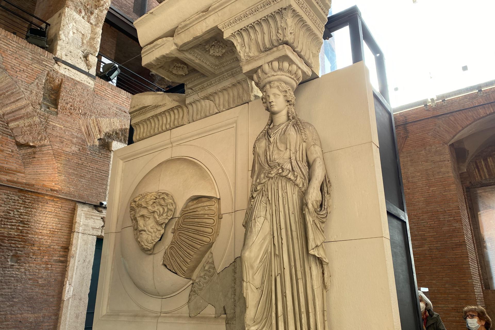 Trajan Markets and Fori Imperiali Museum entrance - Thumbnail 4