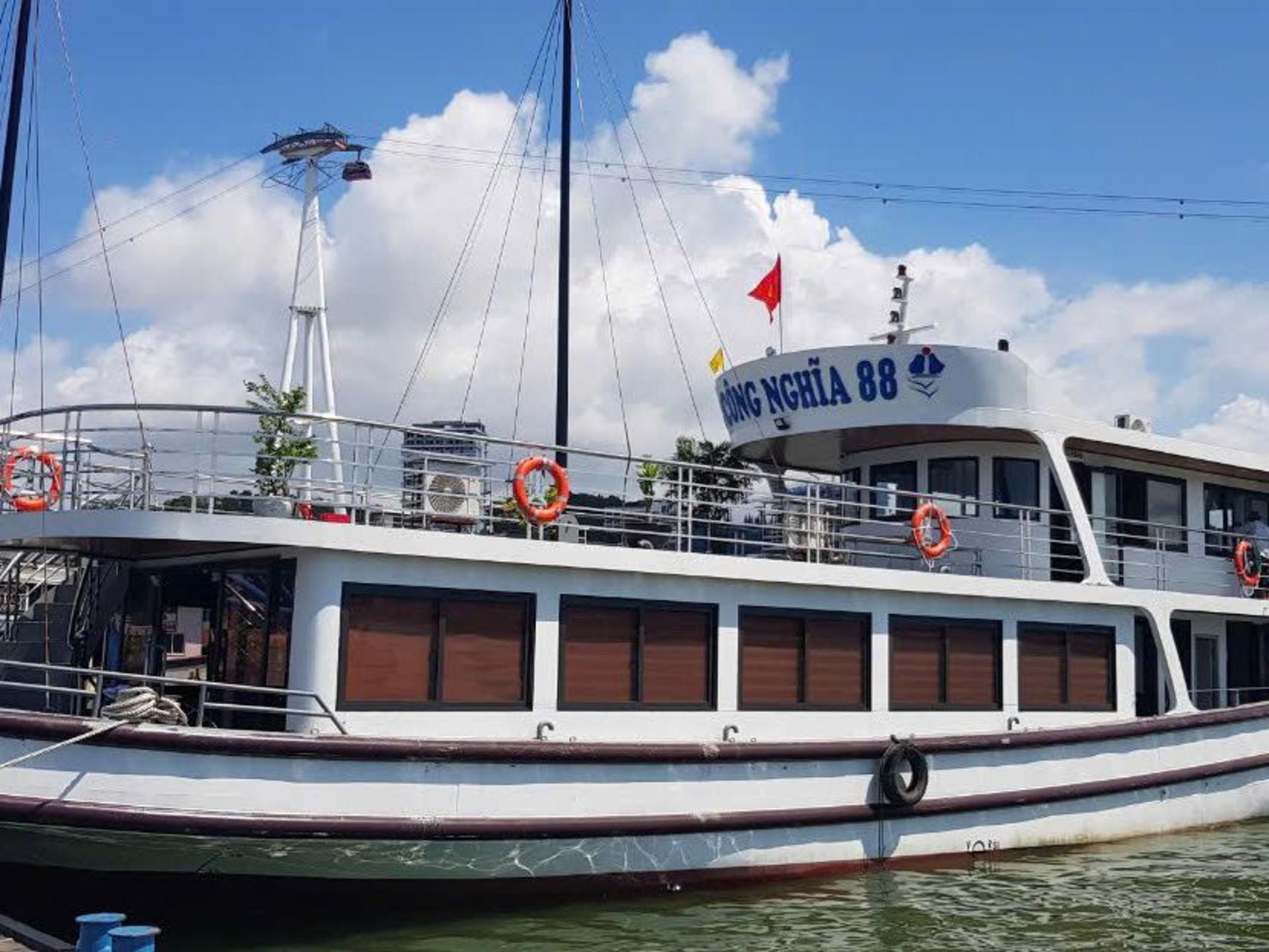 Cong Nghia Day Cruise: Ha Long Bay, Thien Cung with Japanese Guide - Thumbnail 2