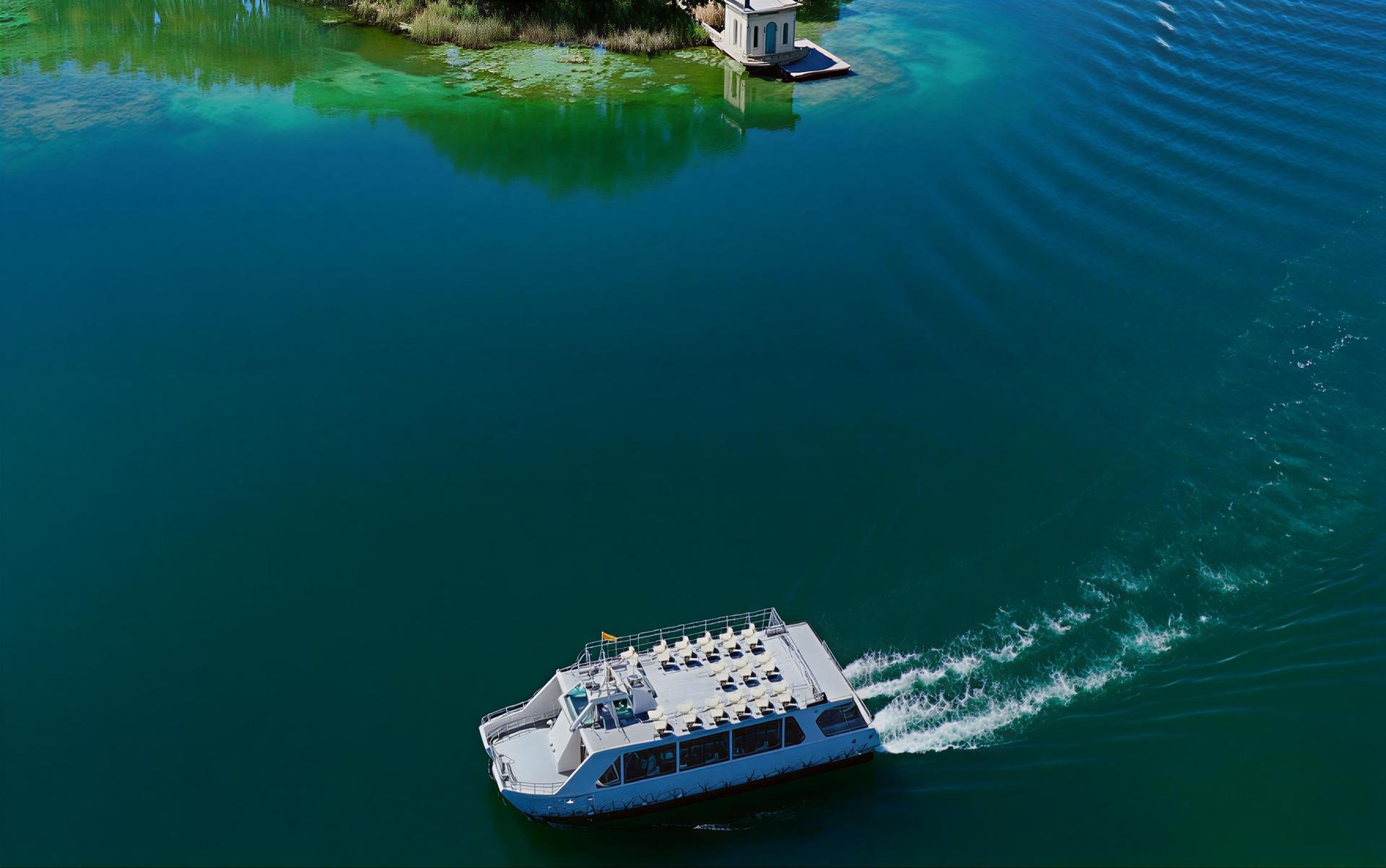 Estany de Banyoles Tirona boat ride experience in Girona - Thumbnail 2