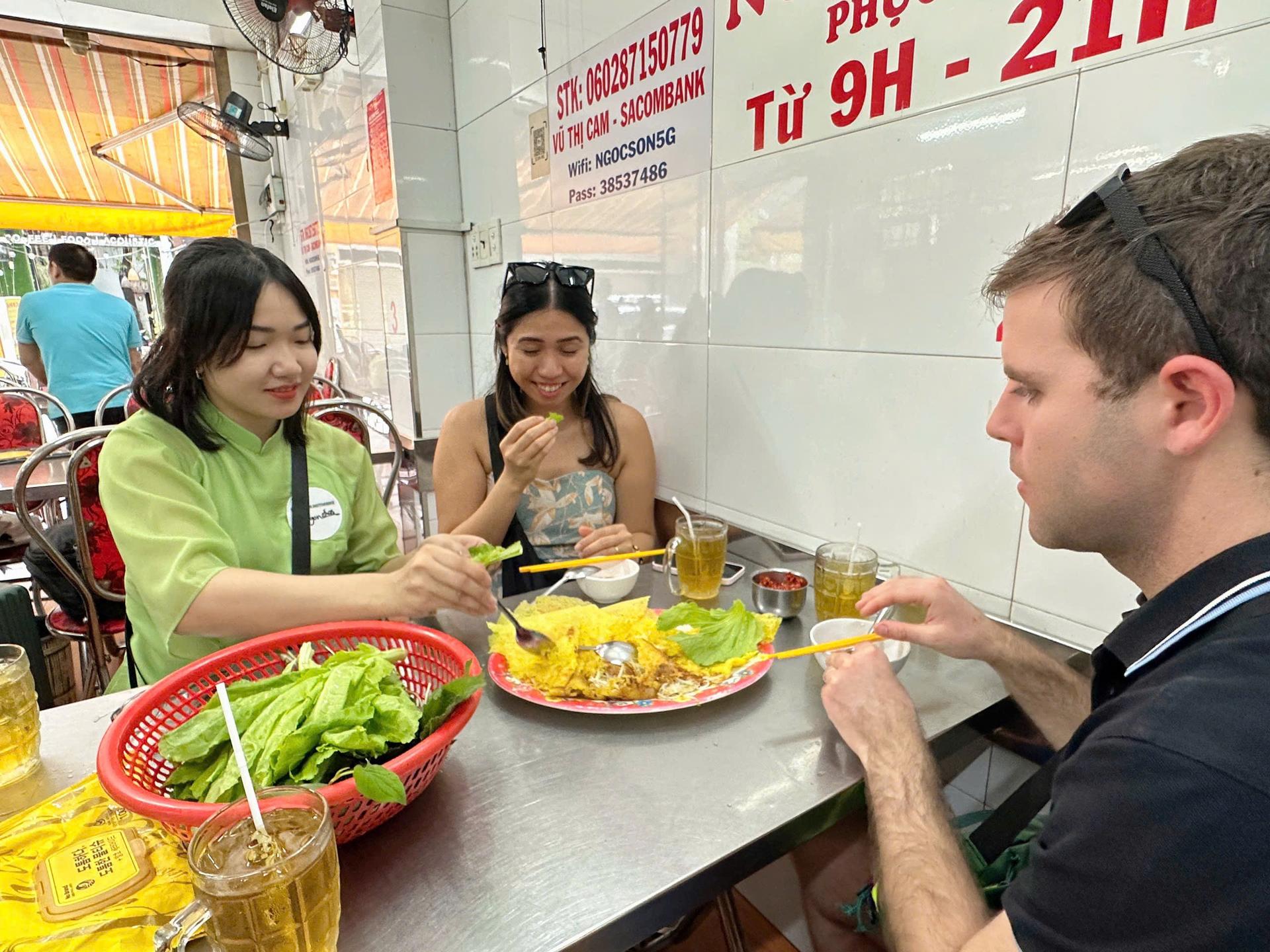 HCMC Highlight & Street Food Motorbike Tour | Female Riders Optional - Thumbnail 18