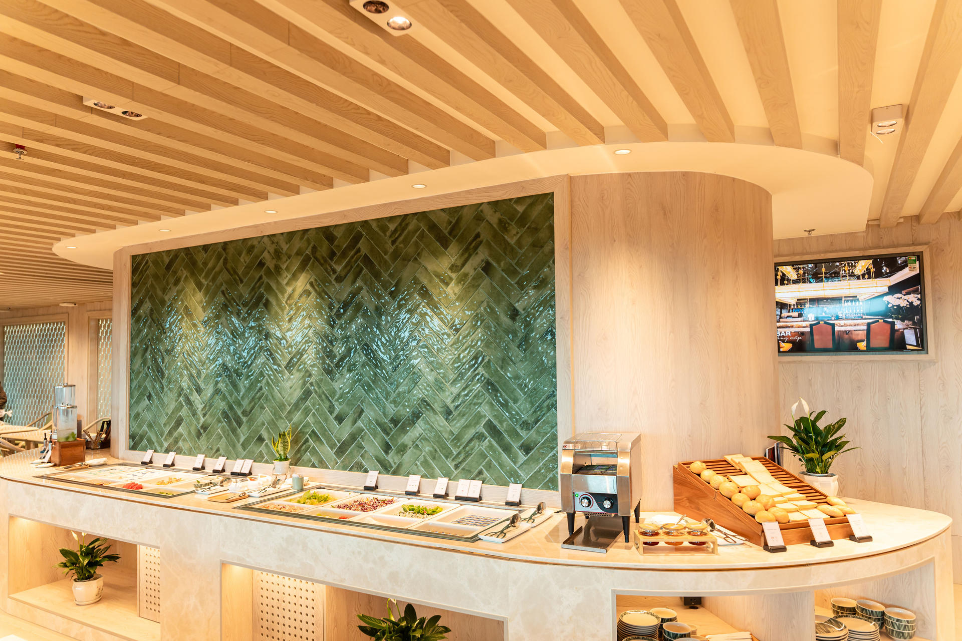 Tan Son Nhat International Airport Lounge Service - Image 1
