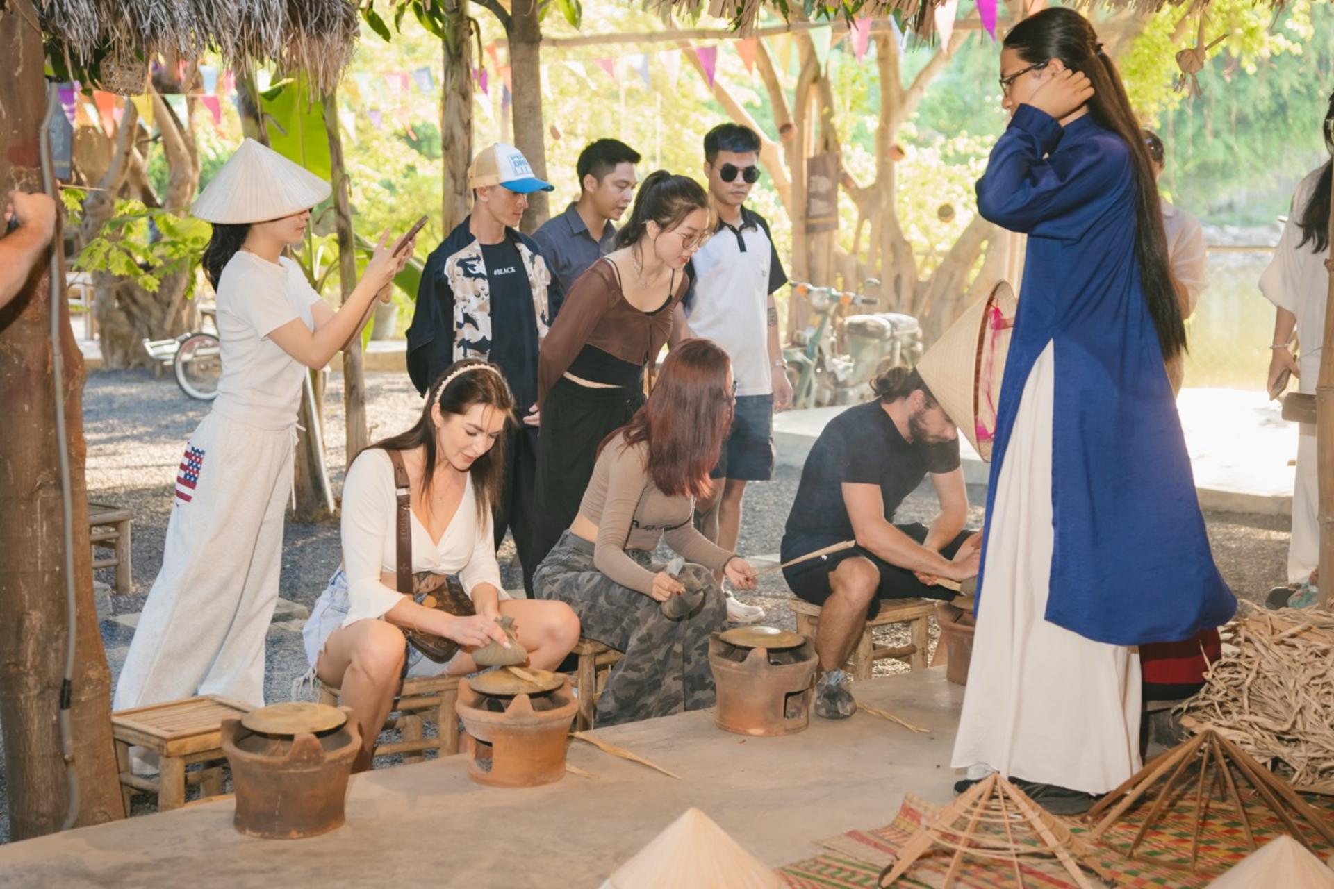 Conical Hat Painting Workshop at Nha Trang Xua with Transfer Option - Thumbnail 6