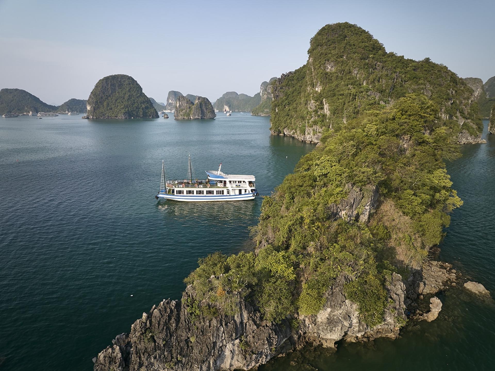 Reina Day Cruise: Ha Long Bay with Sung Sot and Ti Top - Thumbnail 5