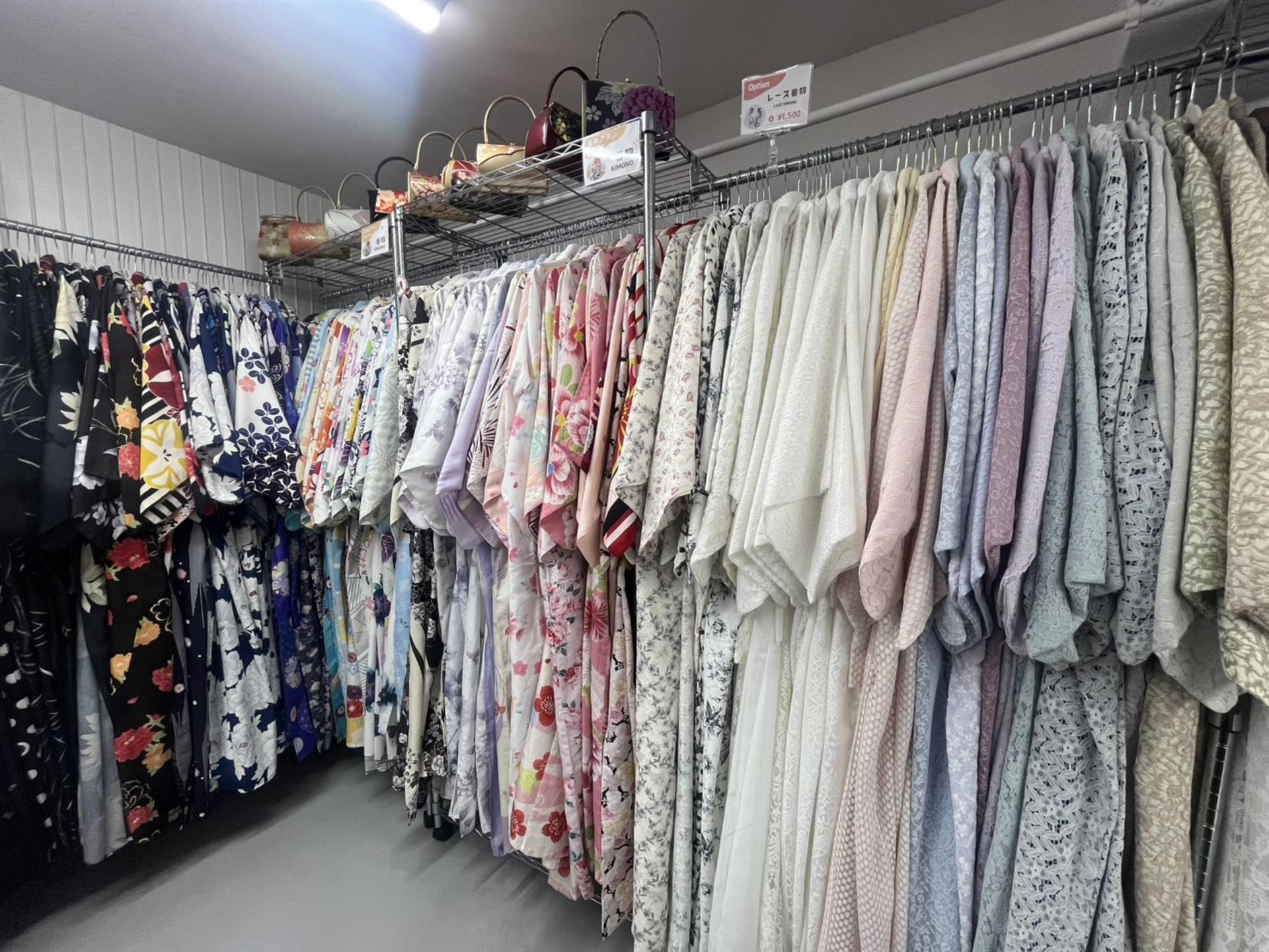 Kimono rental near Kiyomizu-dera Temple in Kyoto | Choose from additional options such as tea ceremony & matcha making, makeup, and photo shoots | Aiwafuku Kiyomizu Main Store - Thumbnail 27