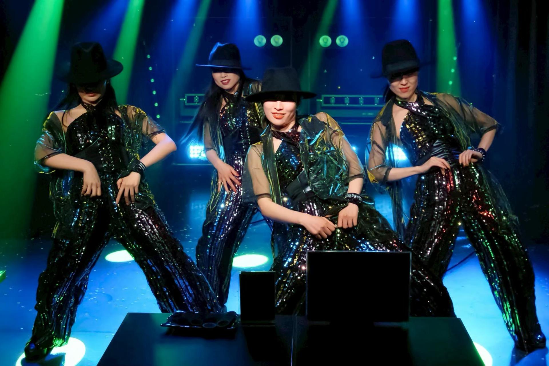 Tokyo: Illusion Magic & Dance Show Experience with Drink - Thumbnail 10