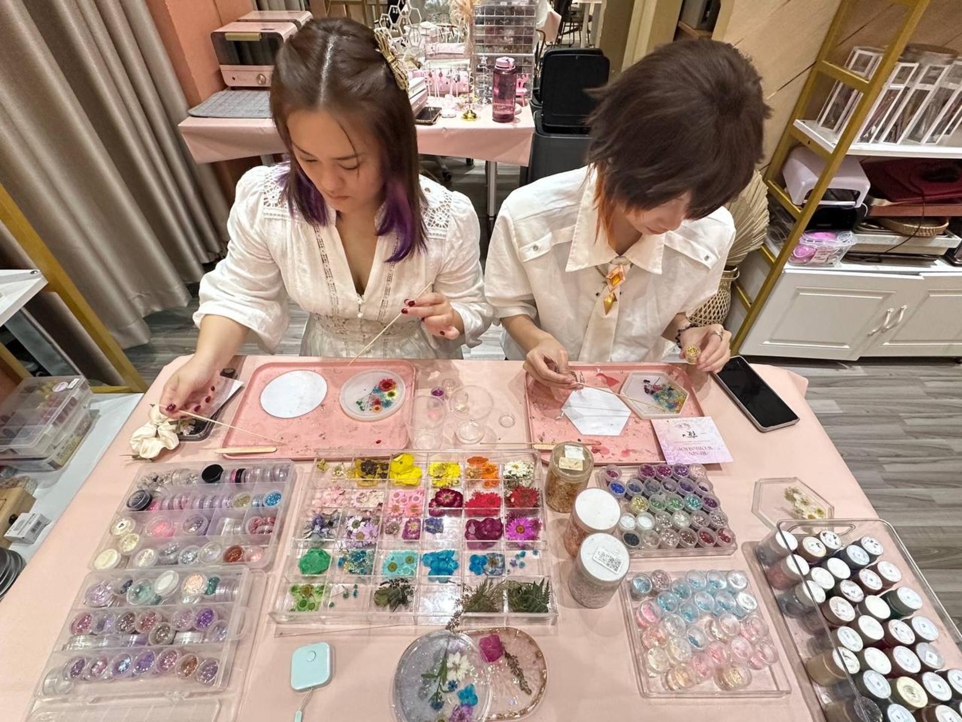 Floral Resin Coaster Workshop by Floral Knots at Orchard Gateway - Thumbnail 3