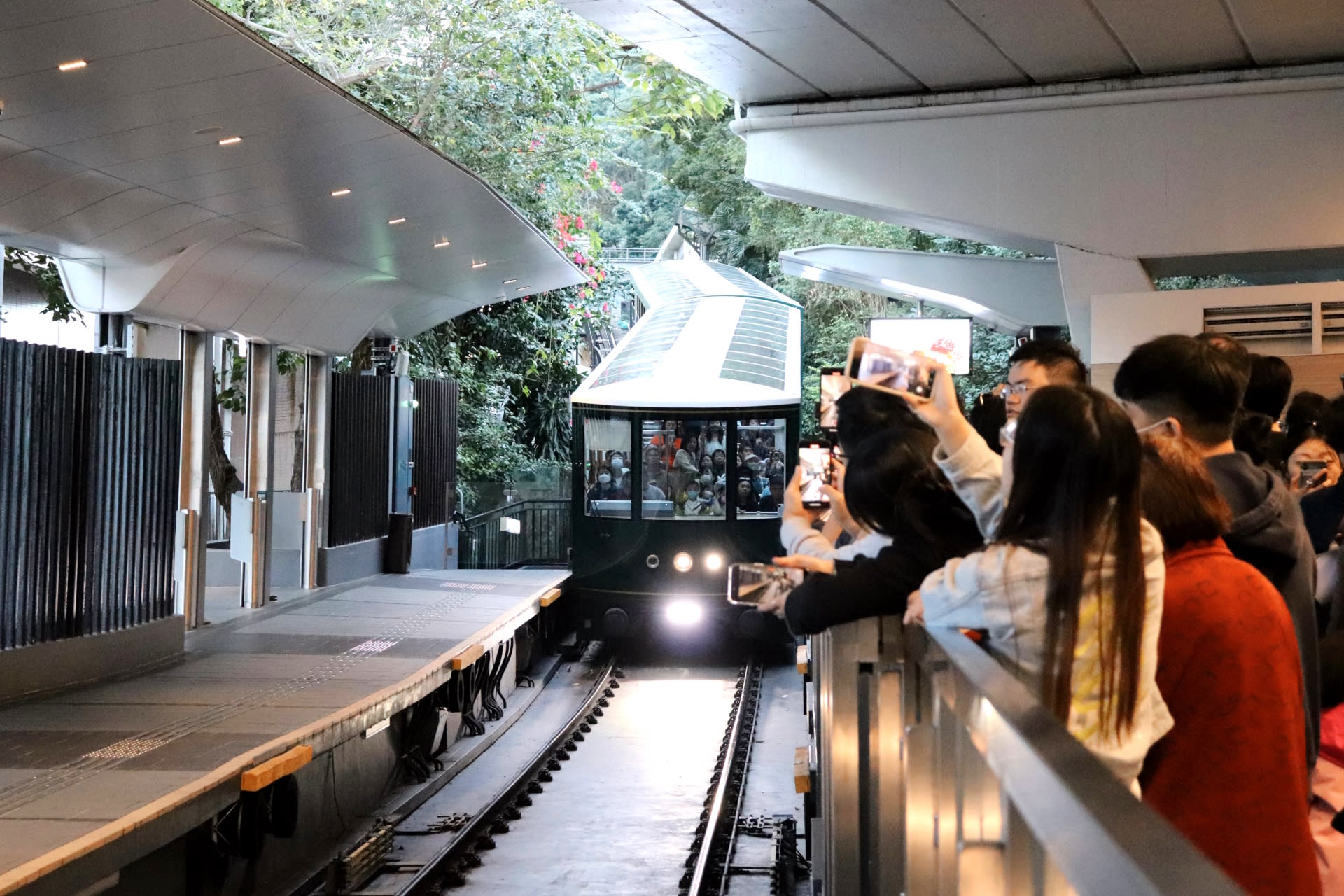 The Peak Tram Fast-Track Combo Tickets: Peak Tram, Sky Terrace 428, Madame Tussauds HK - Thumbnail 4