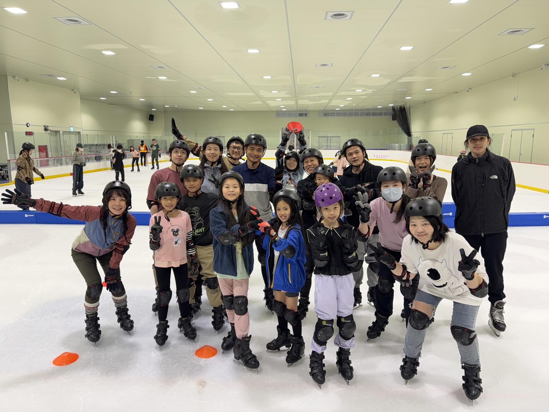 New Taipei Tucheng Sports Center Ice Blade Skating Experience - Image 1