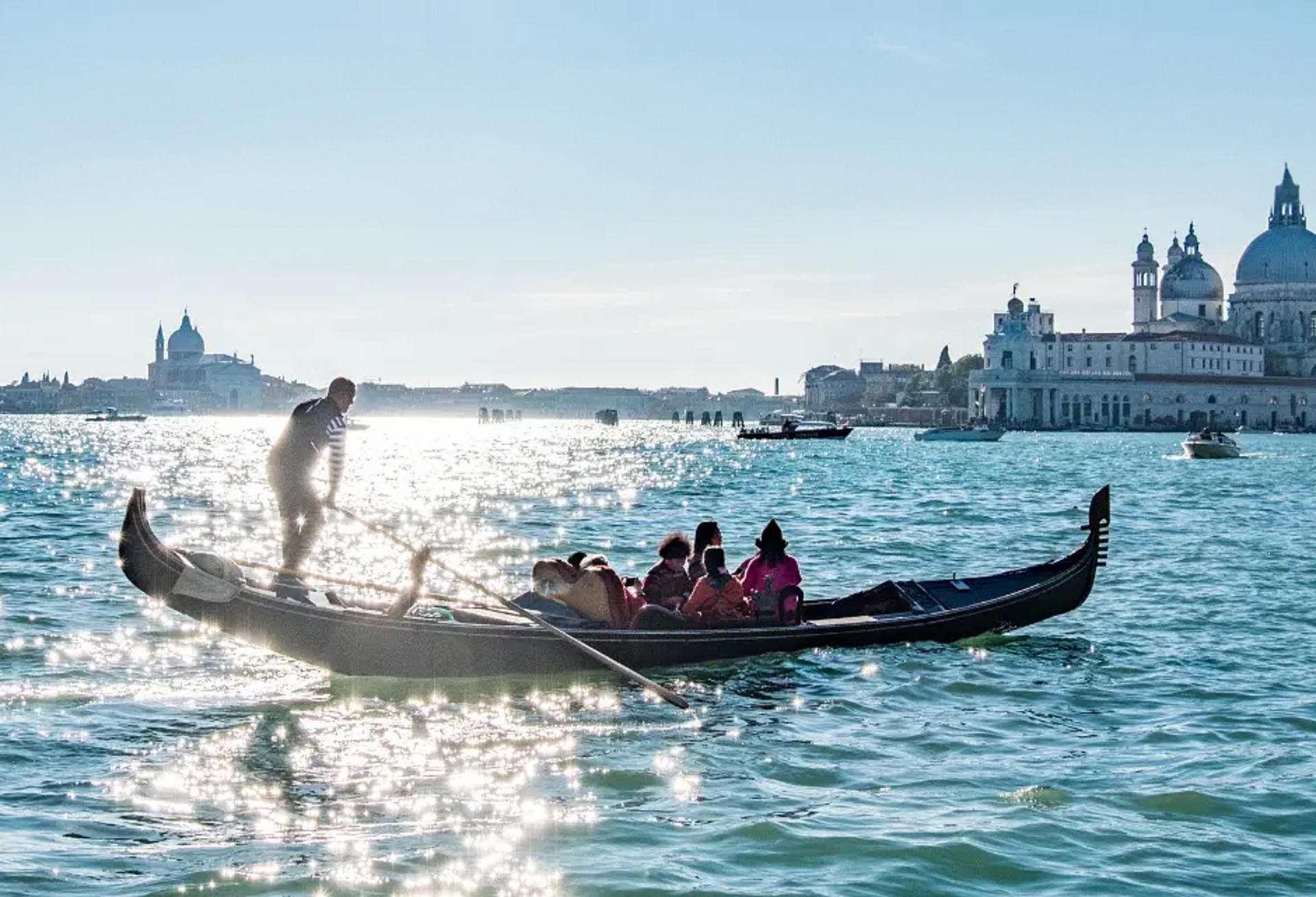 Romantic Evening Gondola Ride on the Grand Canal - Thumbnail 5
