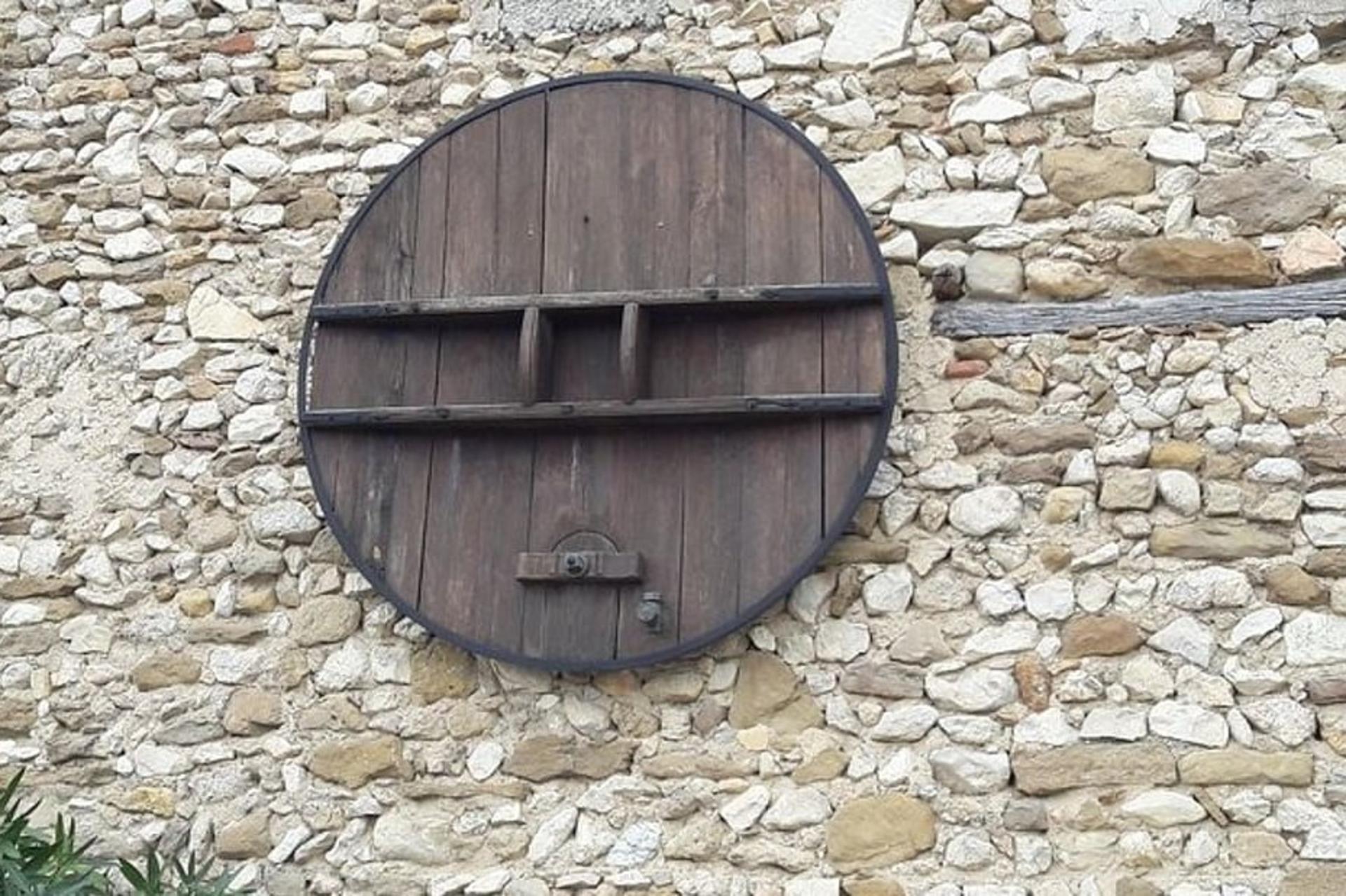 Chateauneuf-du-Pape Wine Tour from Avignon - Thumbnail 3
