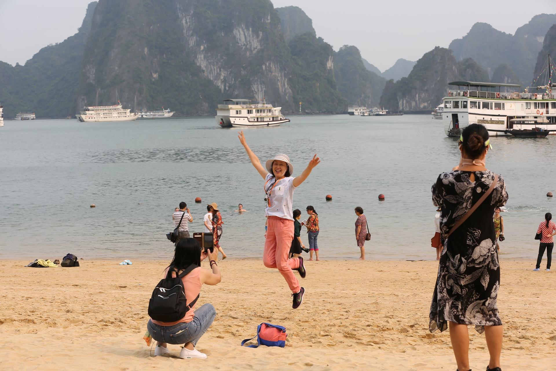 Reina Day Cruise: Ha Long Bay with Sung Sot and Ti Top - Thumbnail 10
