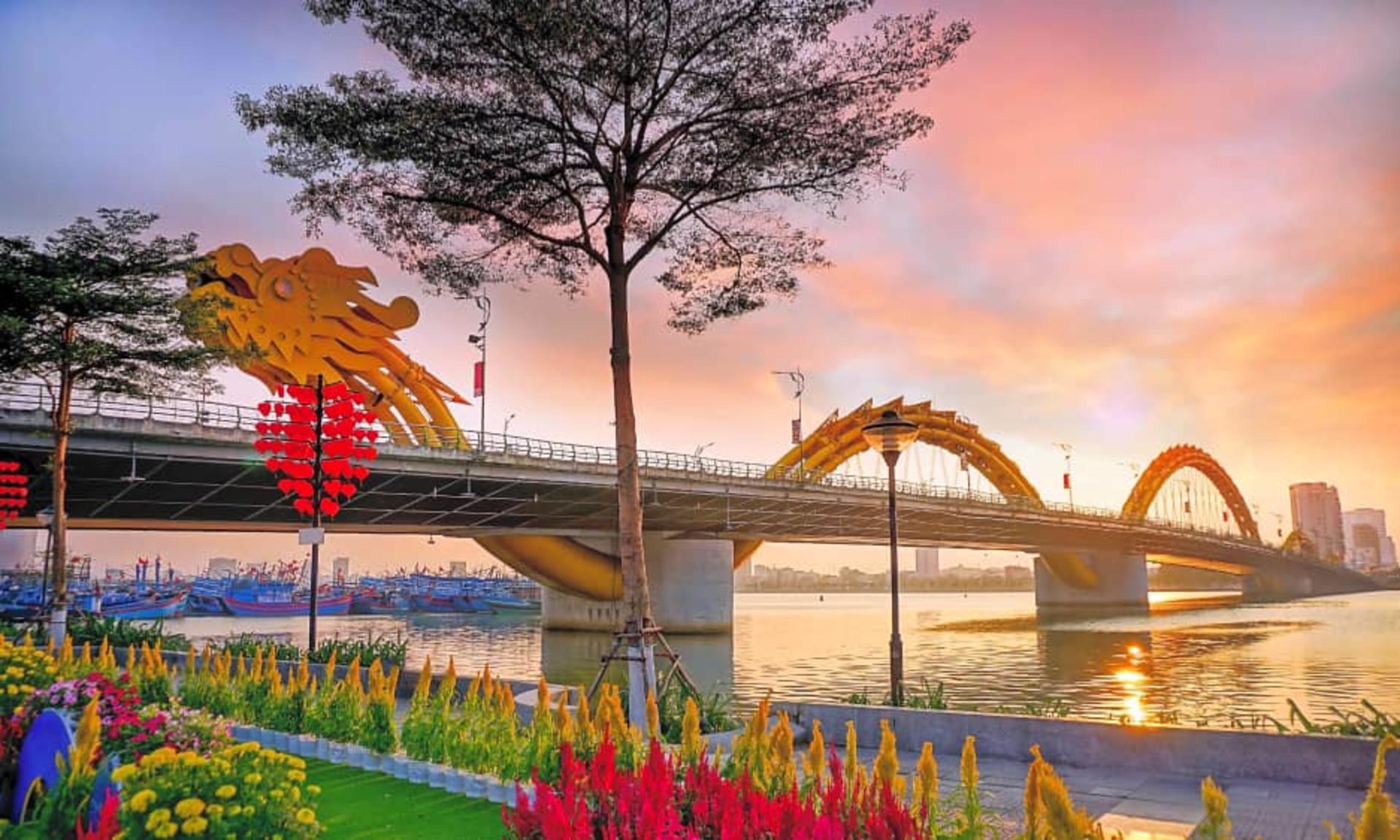 Da Nang 5 hour Guided Night Tour - Image 1