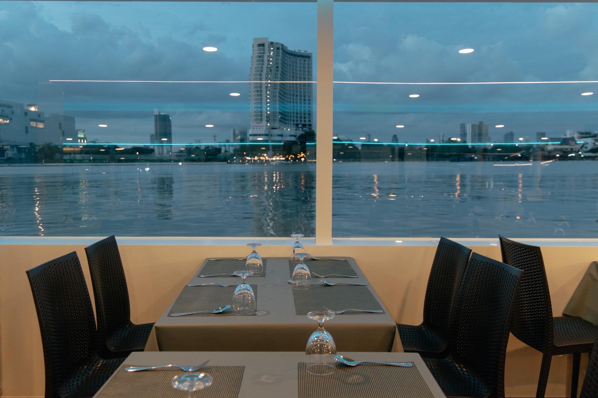 Unicorn Dinner Cruise in Bangkok - Thumbnail 6