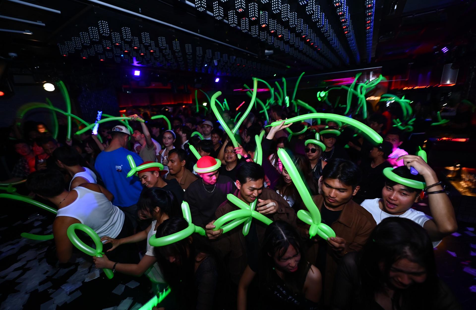 Osaka Dotonbori: GIRAFFE Nightclub Admission Ticket / VIP(For Foreigners only) - Thumbnail 4