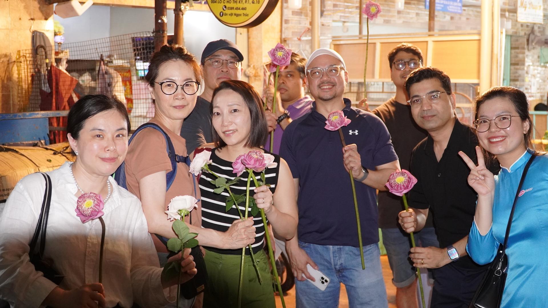 Street Food & Sightseeing Tour with Aodai Rider in Ho Chi Minh City - Thumbnail 27