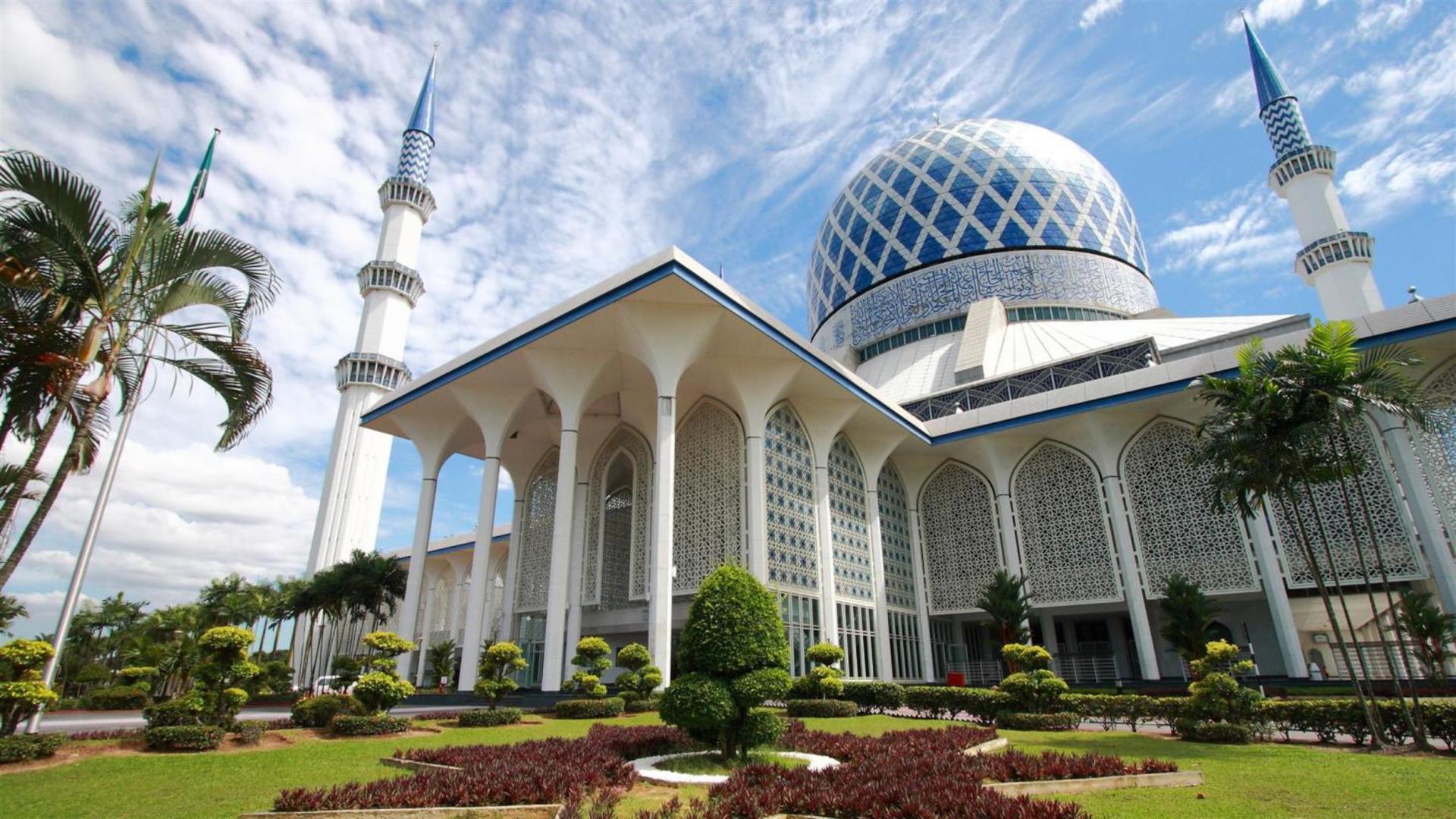 Explore Putrajaya Pink Mosque and Blue Mosque Shah Alam - Thumbnail 5