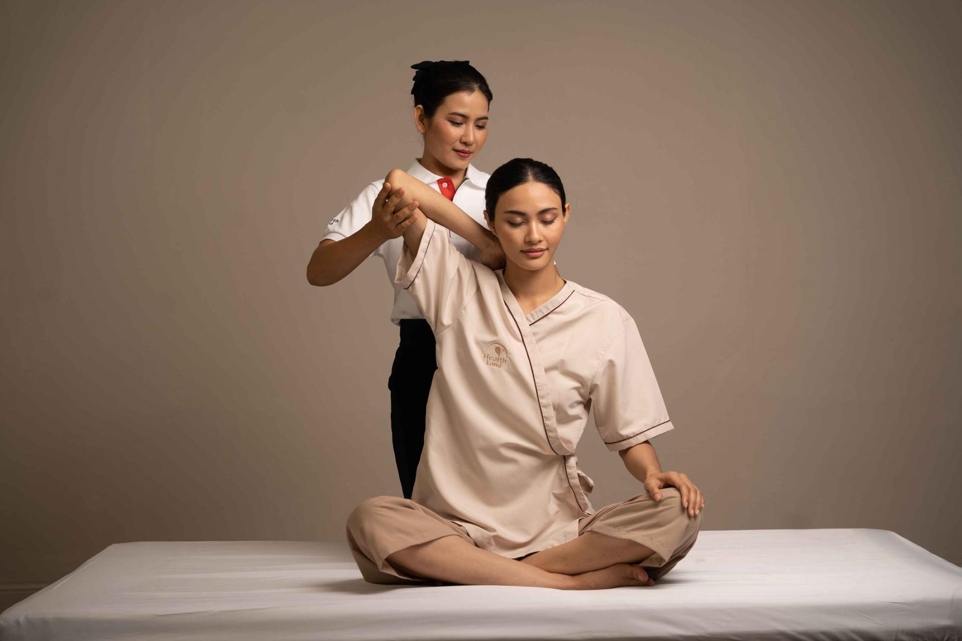 Health Land Spa at Sathorn in Bangkok - Thumbnail 3
