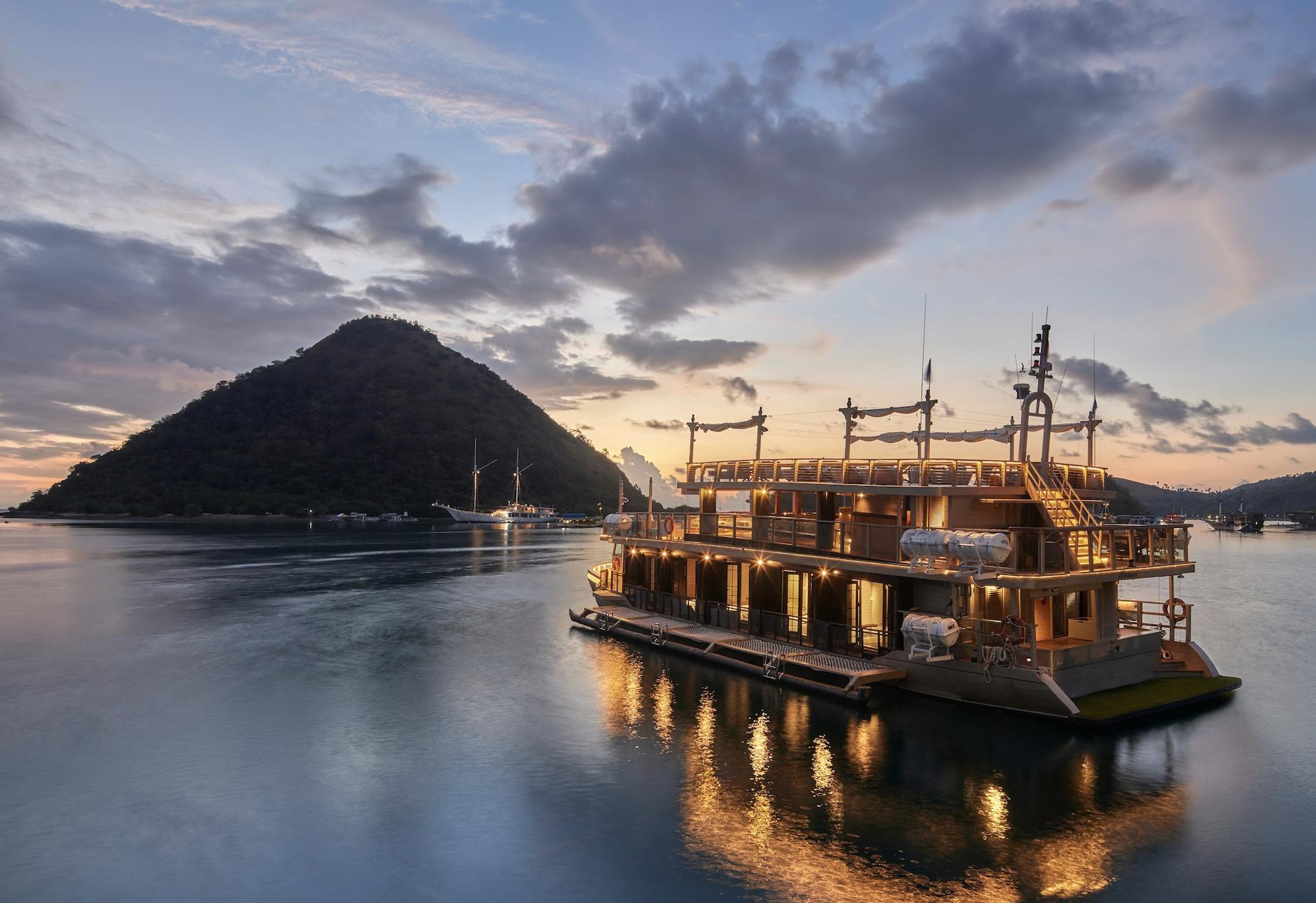 Sunset Dinner Cruise in Labuan Bajo by AYANA Komodo Waecicu Beach - Thumbnail 2