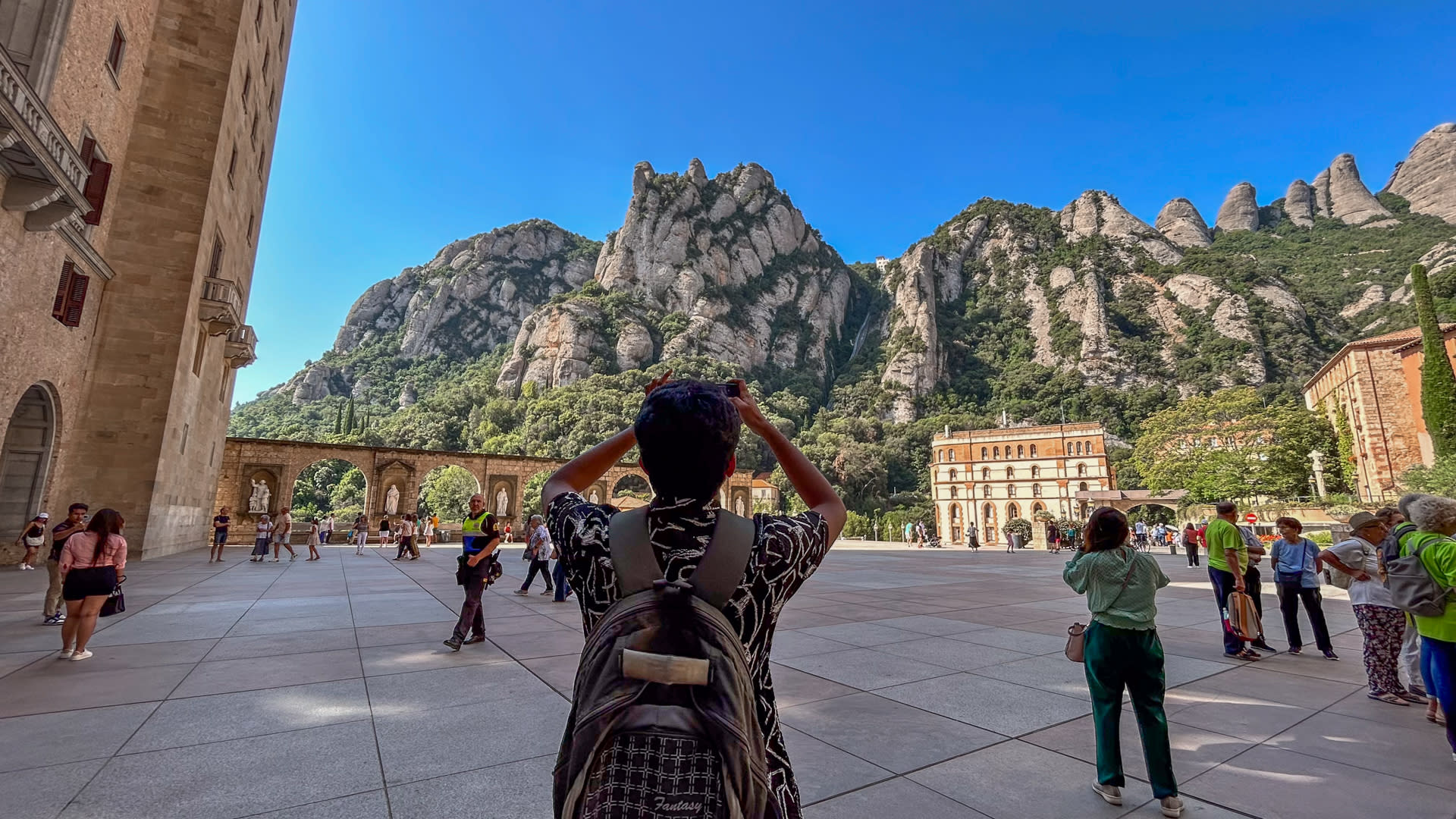 Roundtrip Bus Transfer from Barcelona to Montserrat - Thumbnail 3
