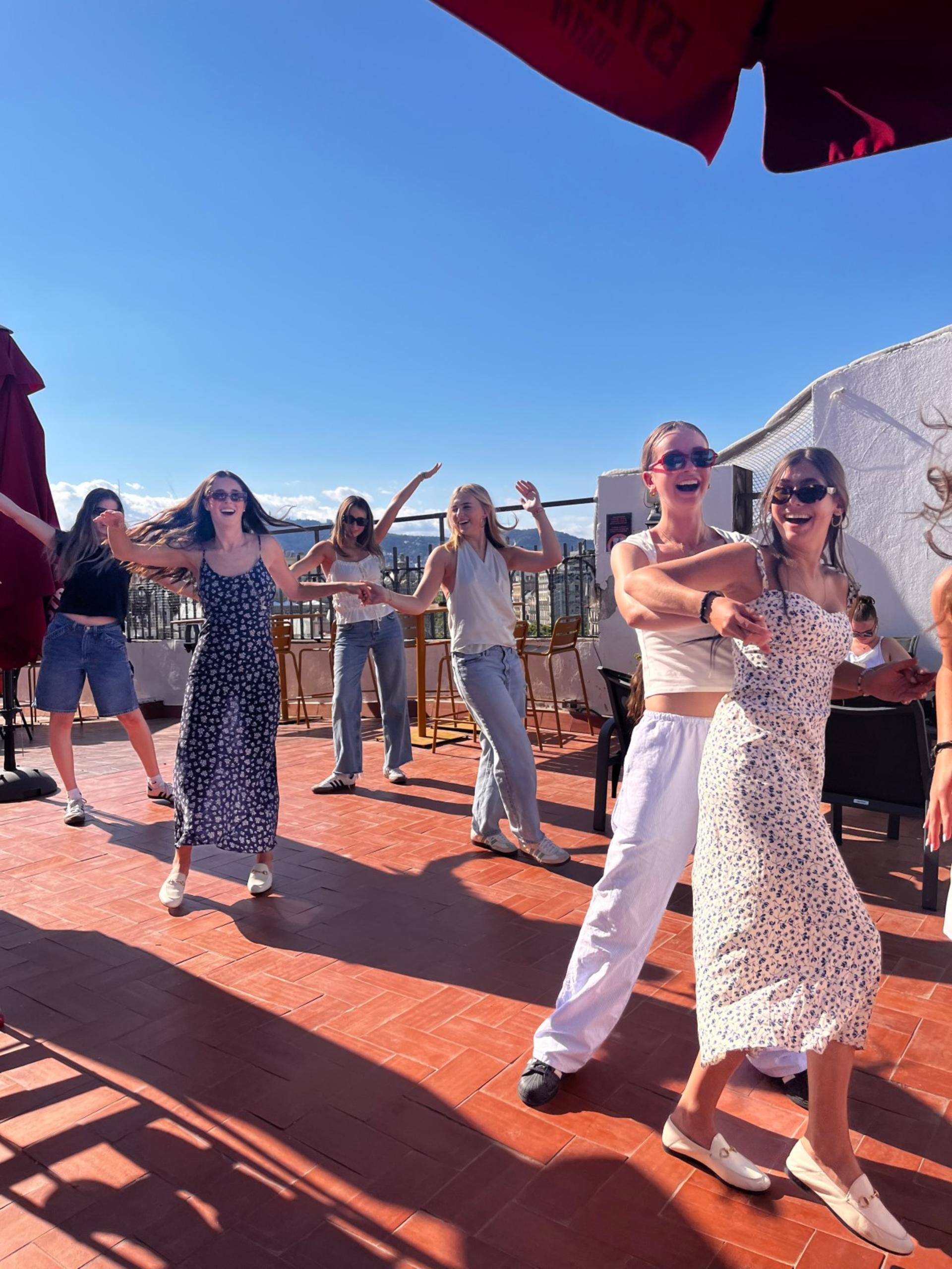 Barcelona Sangria and Salsa Dancing Experience - Thumbnail 4
