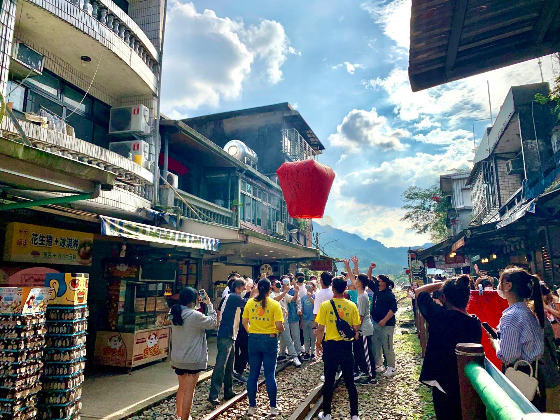 Yehliu & Jiufen & Shifen Day Tour (Optional Tiaoshi Coast) - Thumbnail 7