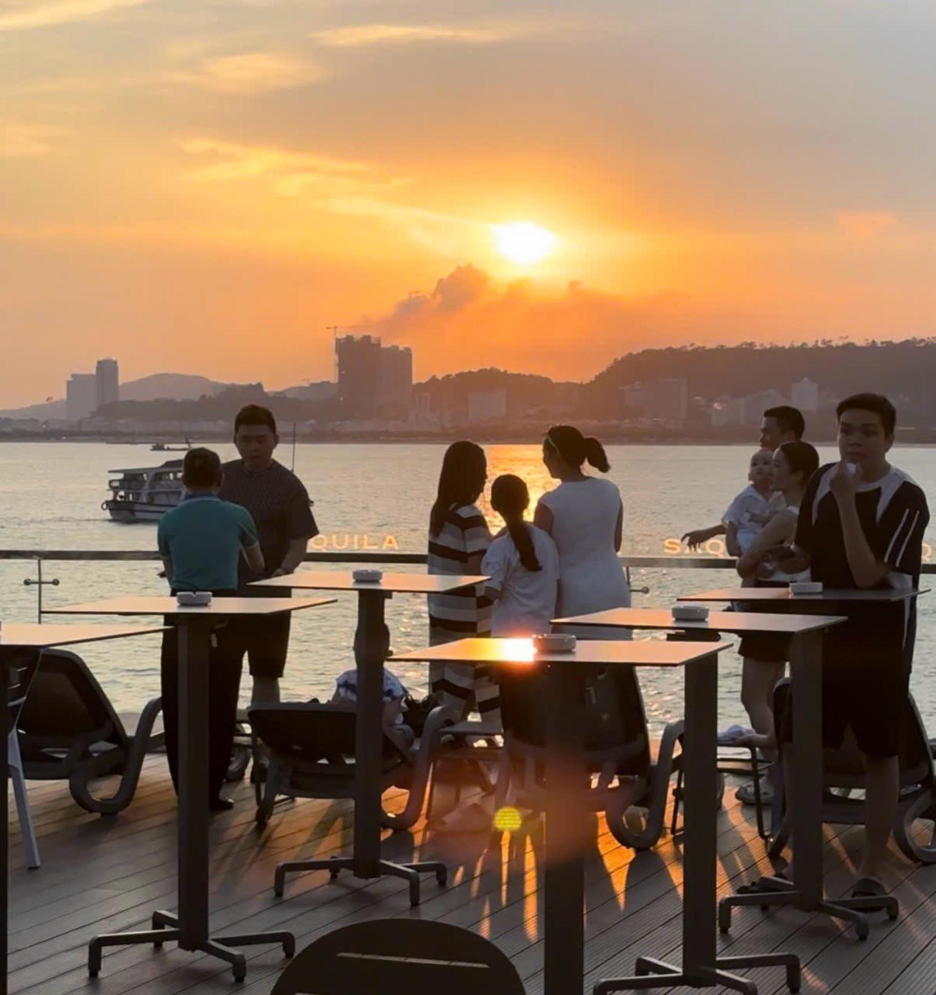 Sunset Dinner Experience of Ha Long Bay by Saquila Yacht - Thumbnail 40