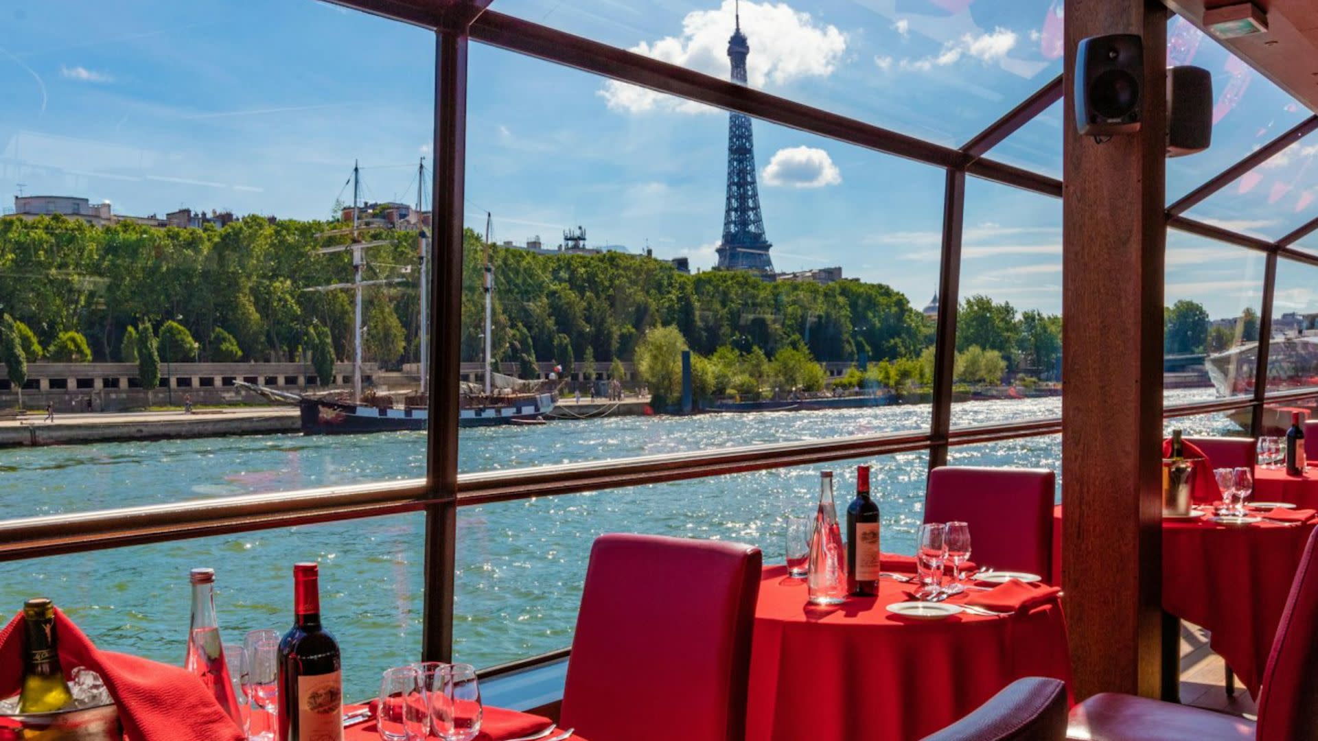 Seine River, Bateaux Mouches dinner cruise with live music in Paris - Thumbnail 4