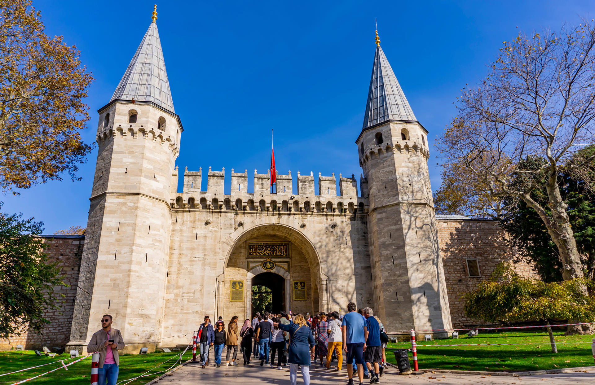 Blue Mosque, Hagia Sophia & Topkapi Palace Guided Tour w/Lunch  - Thumbnail 7