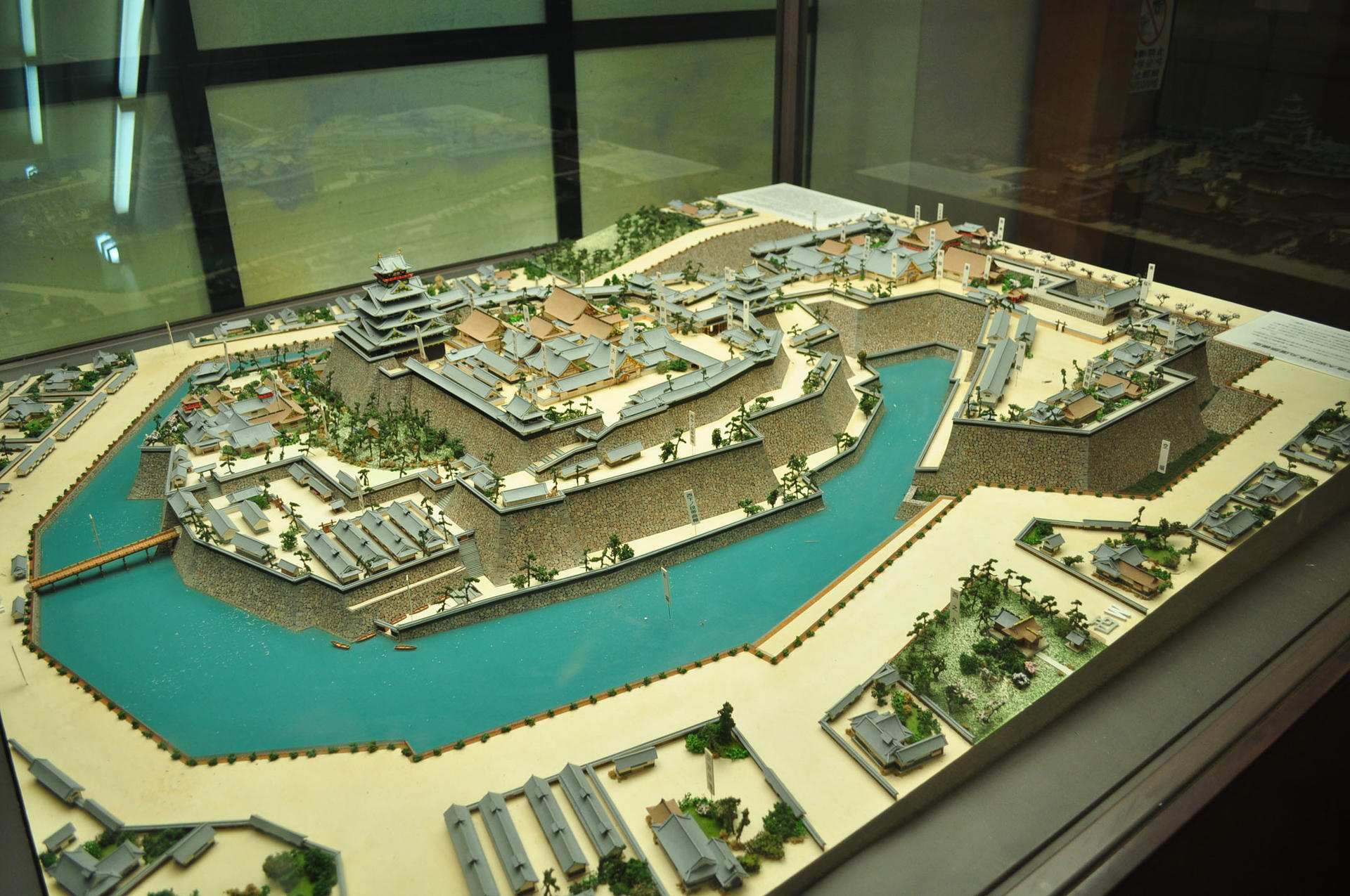 Osaka Castle 3 hours Historical Walking Tour - Thumbnail 3