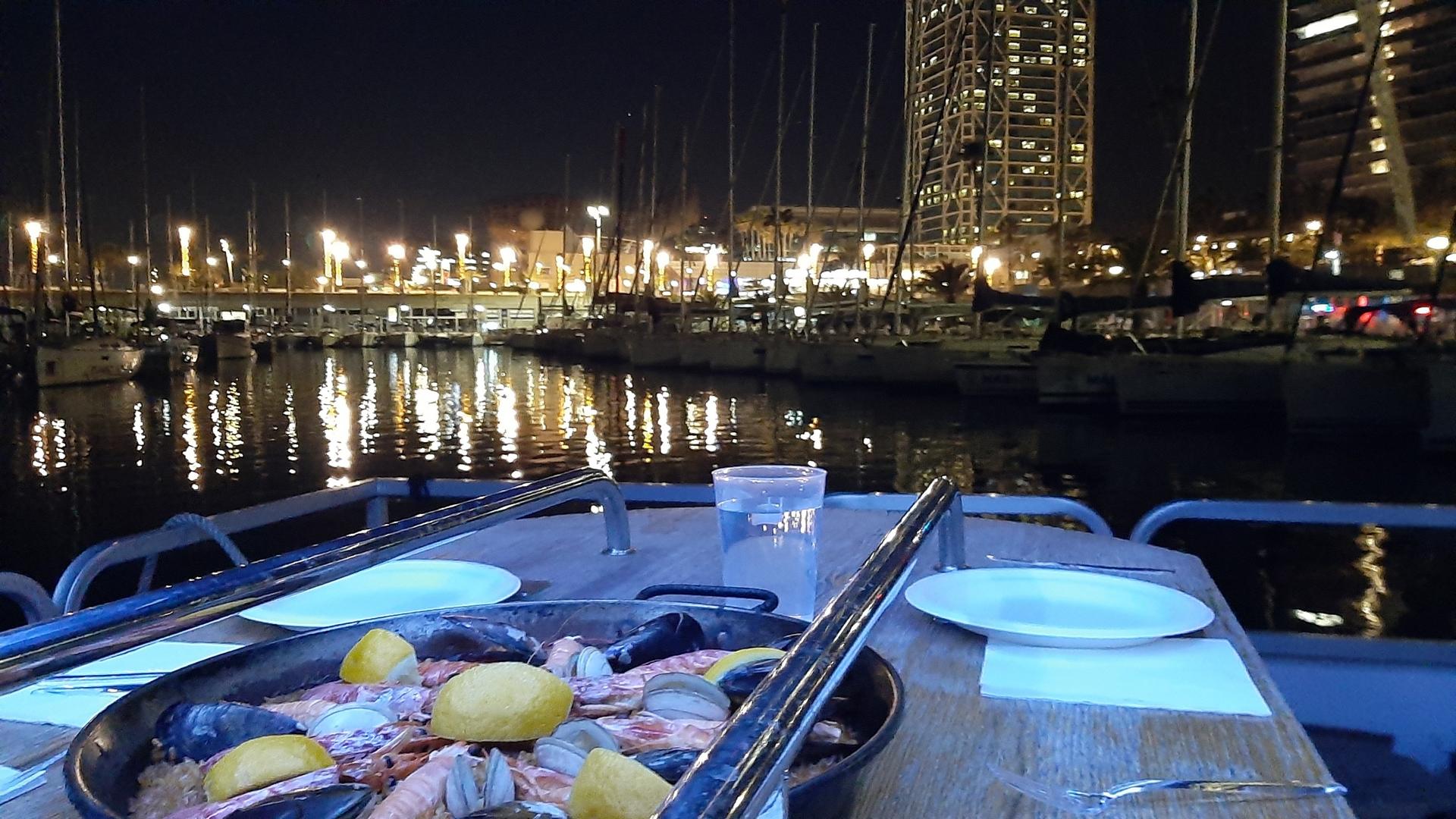 Private evening cruise with dining experience in Valencia - Thumbnail 3