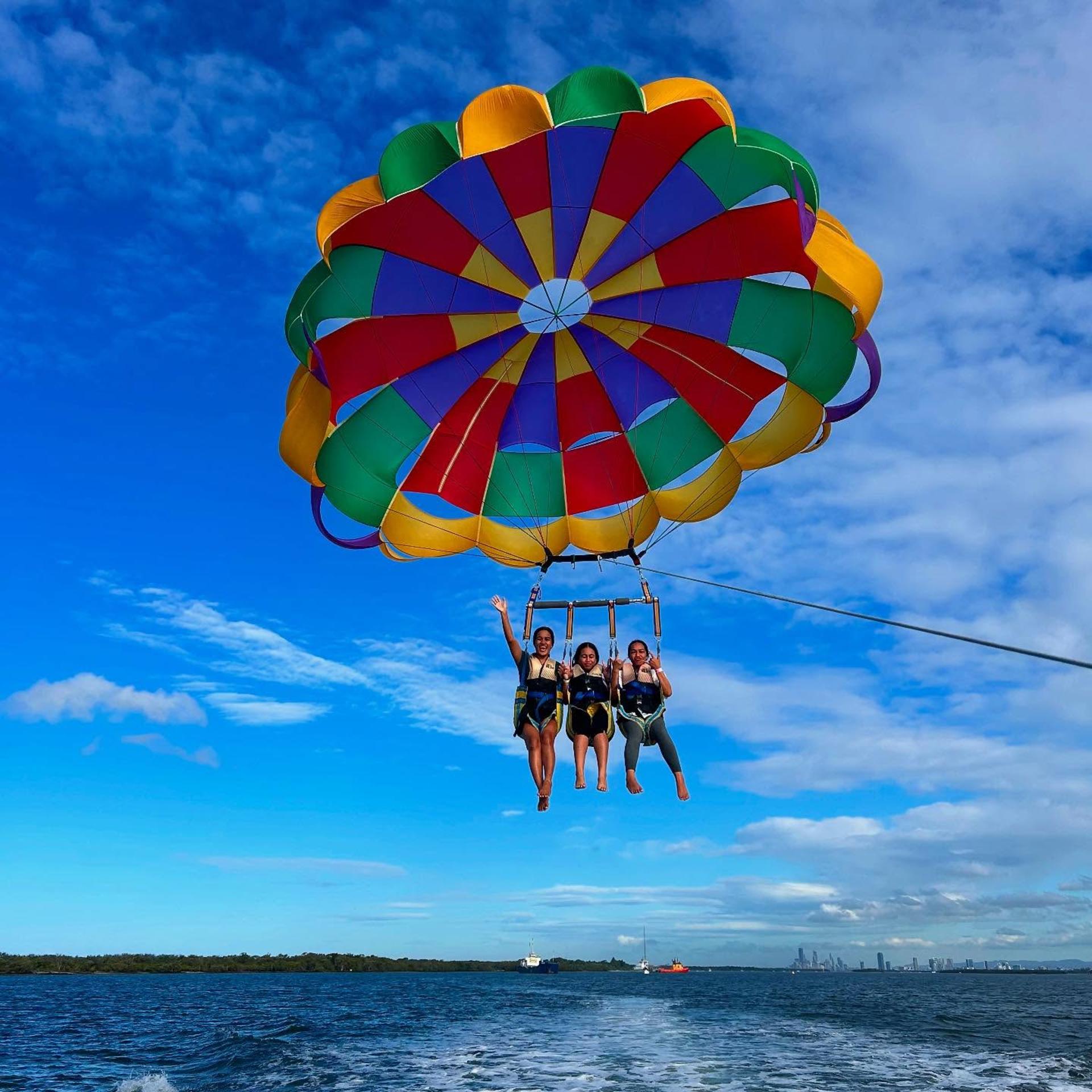 Parasailing over Surfers Paradise - Thumbnail 5
