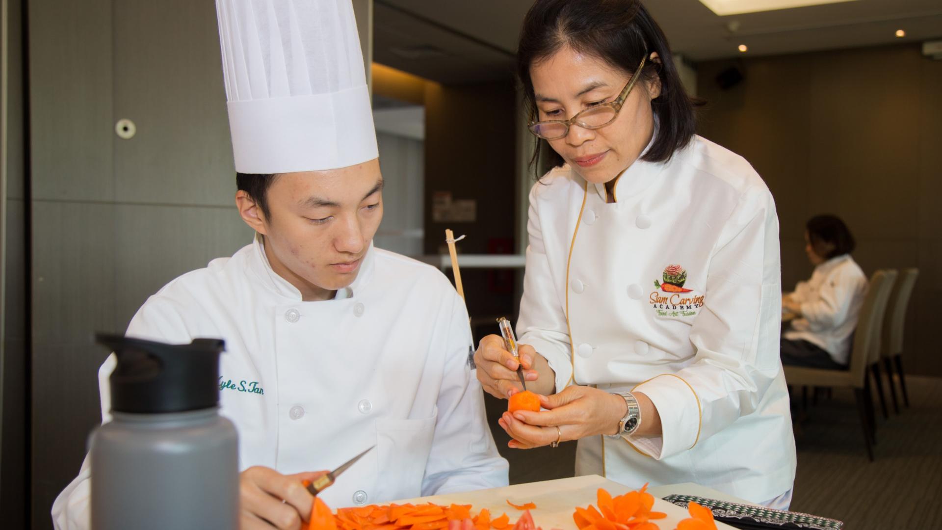 Traditional Thai Fruit and Vegetable Carving Class - Thumbnail 9