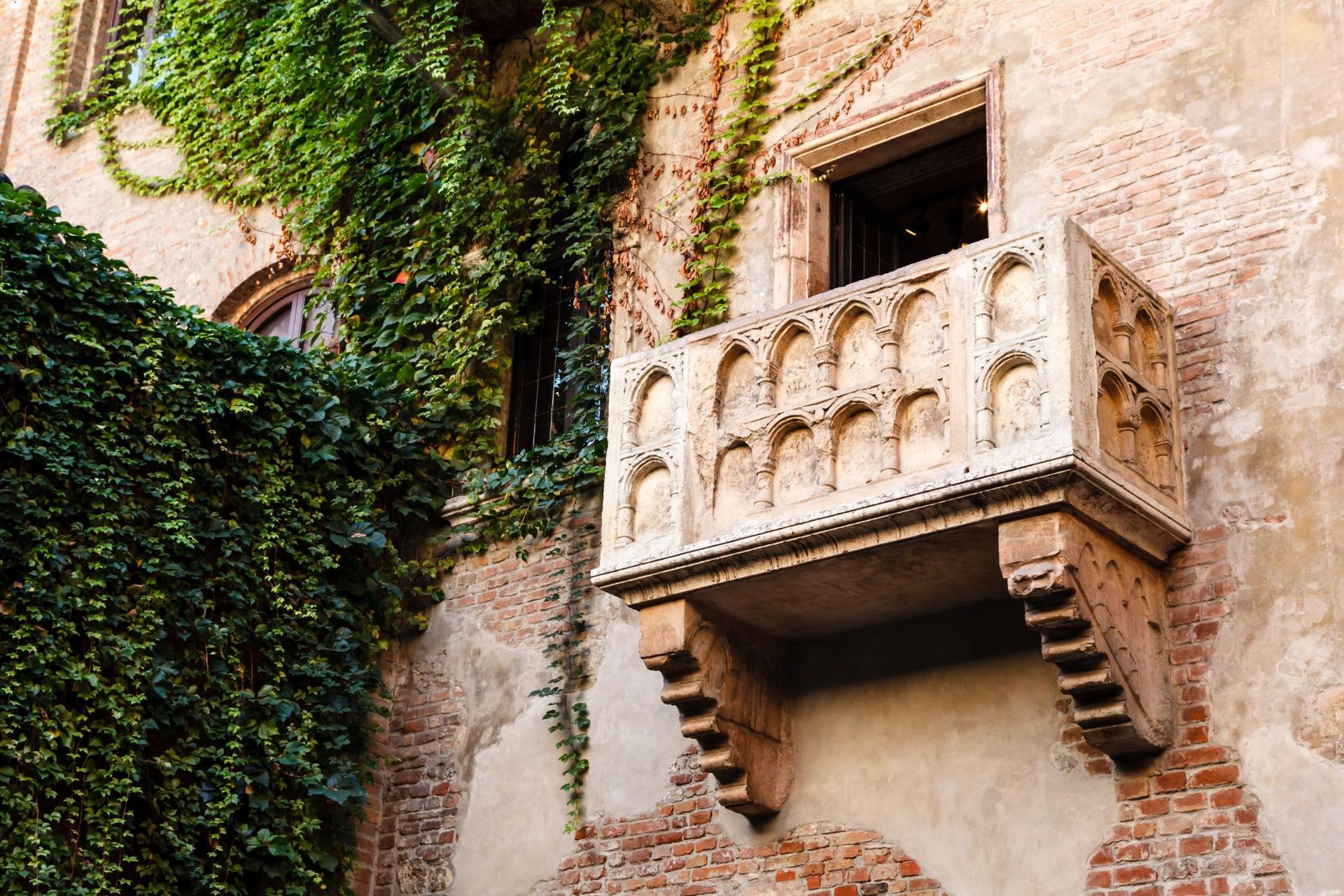 Verona Scavenger Hunt and City Highlights Day Trip - Thumbnail 2