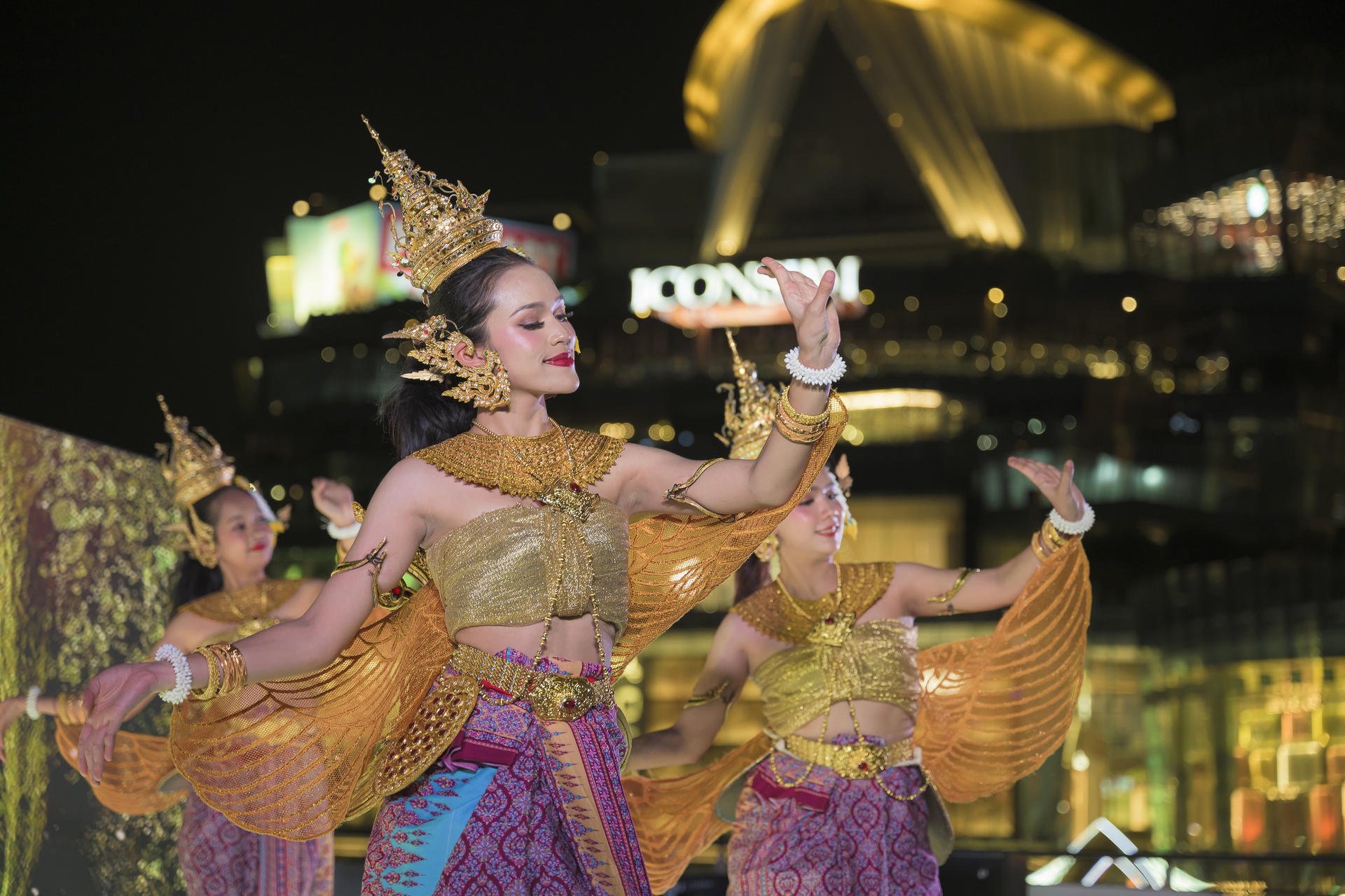 Sawasdee Chaophraya Cruise in Bangkok - Thumbnail 2