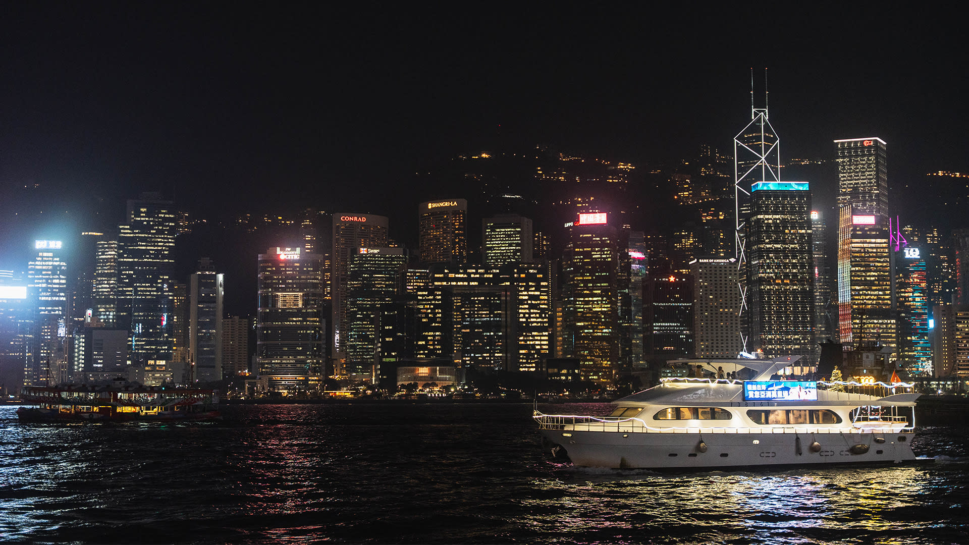 Victoria Harbour Night Cruise: Luxury Dreamer (Unlimited Snacks & Drinks + Professional Photography + Live Tour Ambassador) - Thumbnail 12