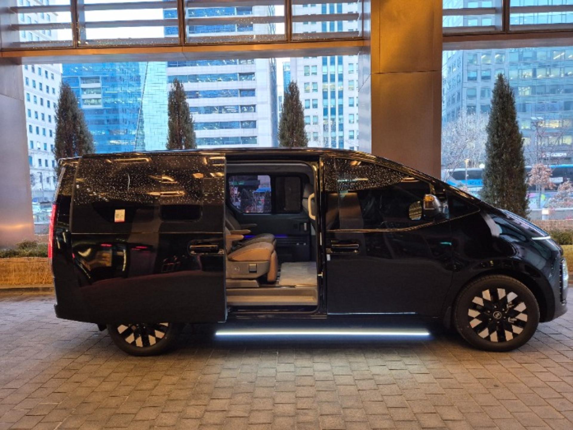 Seoul to Incheon Premium Departure - Flexible Private Travel for Guests with Heavy Luggage - Thumbnail 4