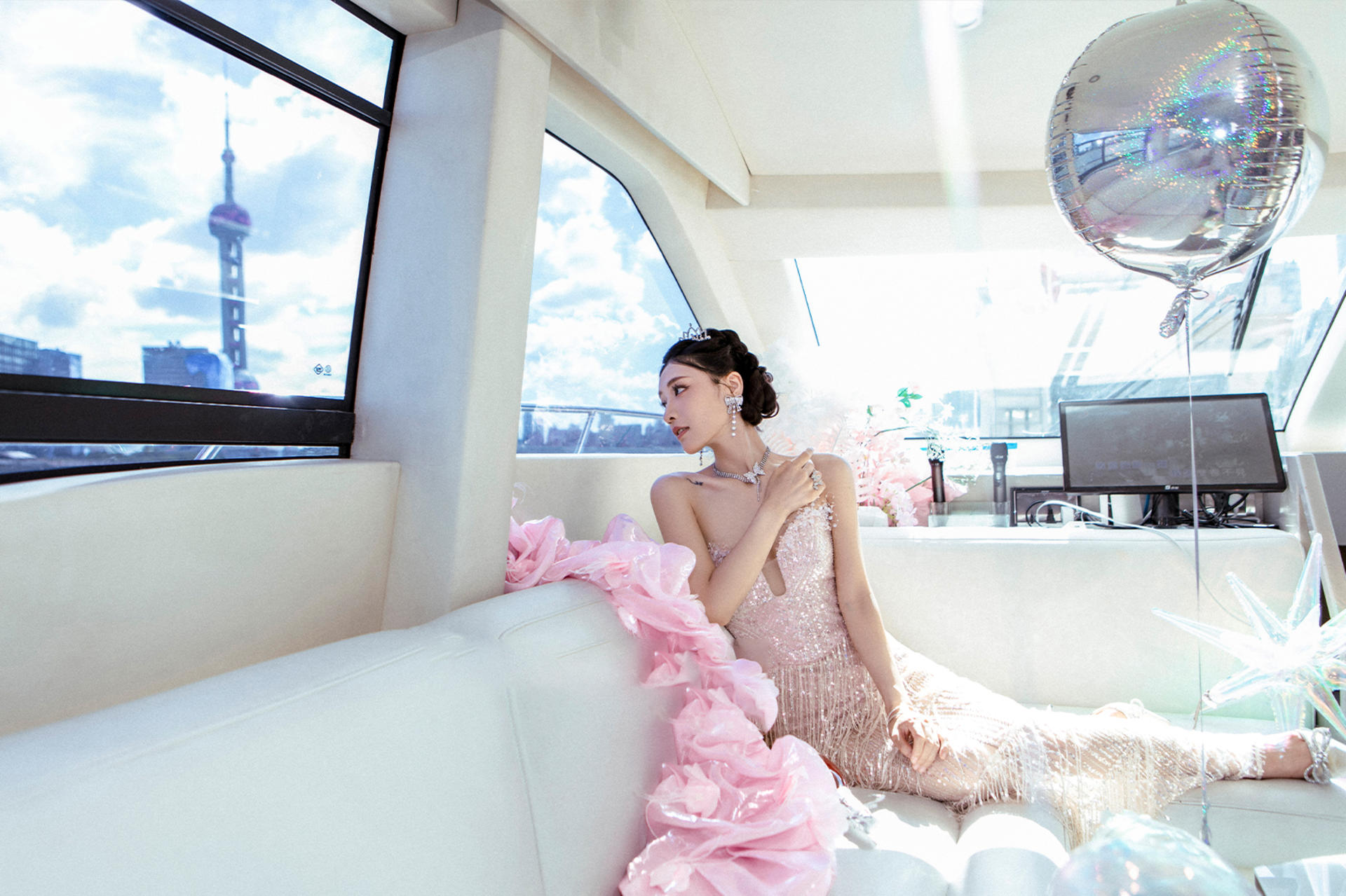 Shanghai Bund single person yacht photography service, approximately 2 hours, includes clothing and styling. - Thumbnail 10