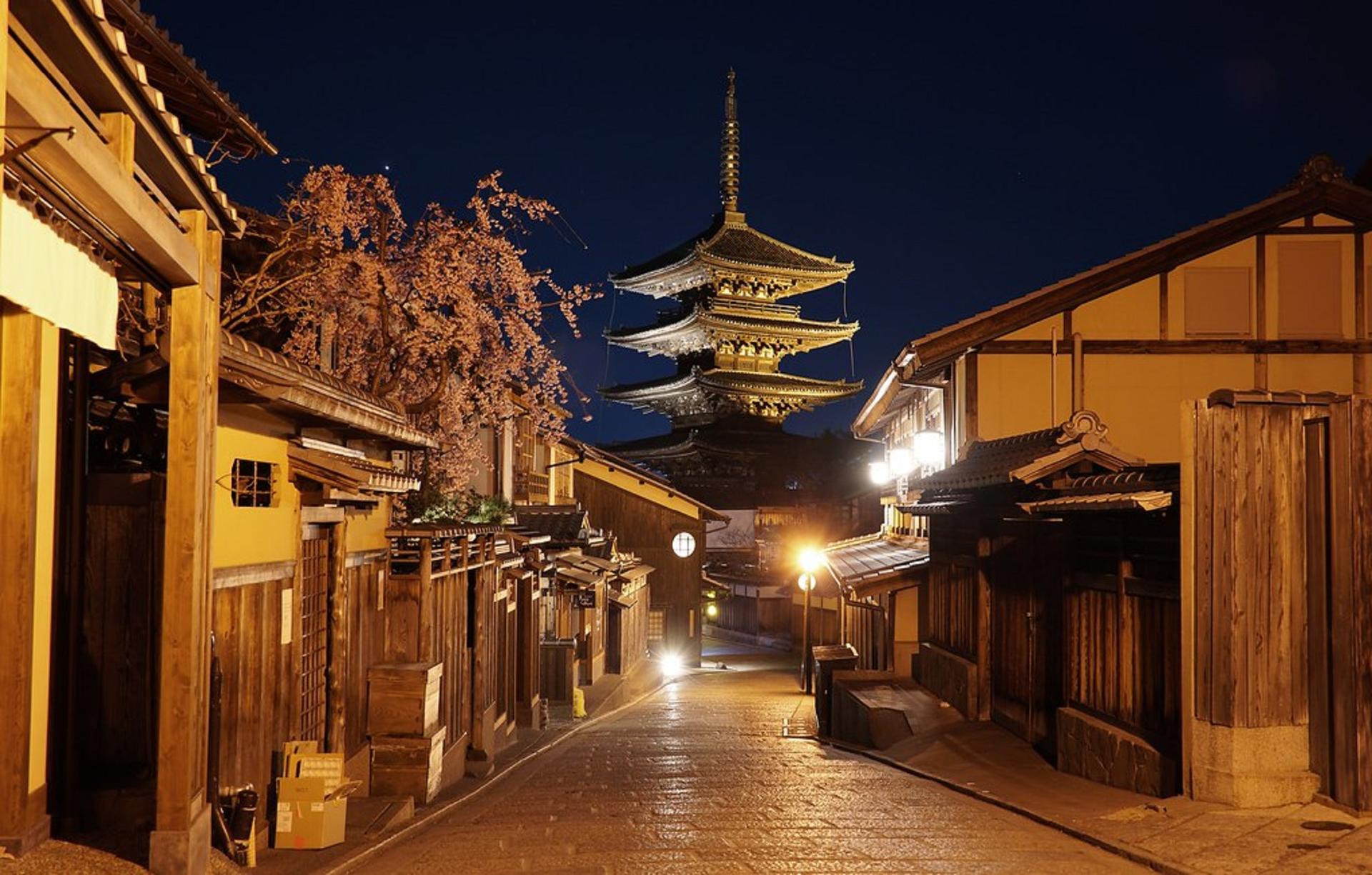 Kyoto Gion Night Guided Walking Tour (3 Hours) - Thumbnail 21