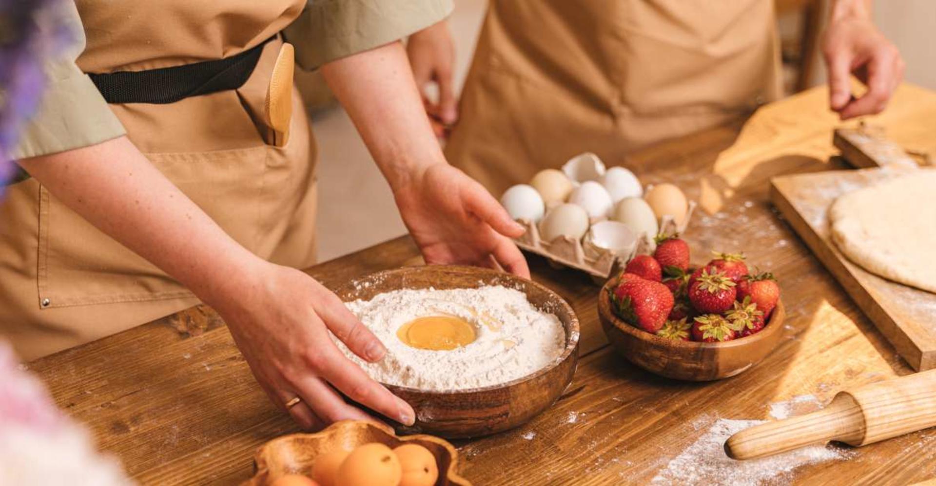 Wife cakes, egg tarts, mooncakes, etc. | Hong Kong Self-Service Baking Experience | Making Traditional Snacks - Image 1