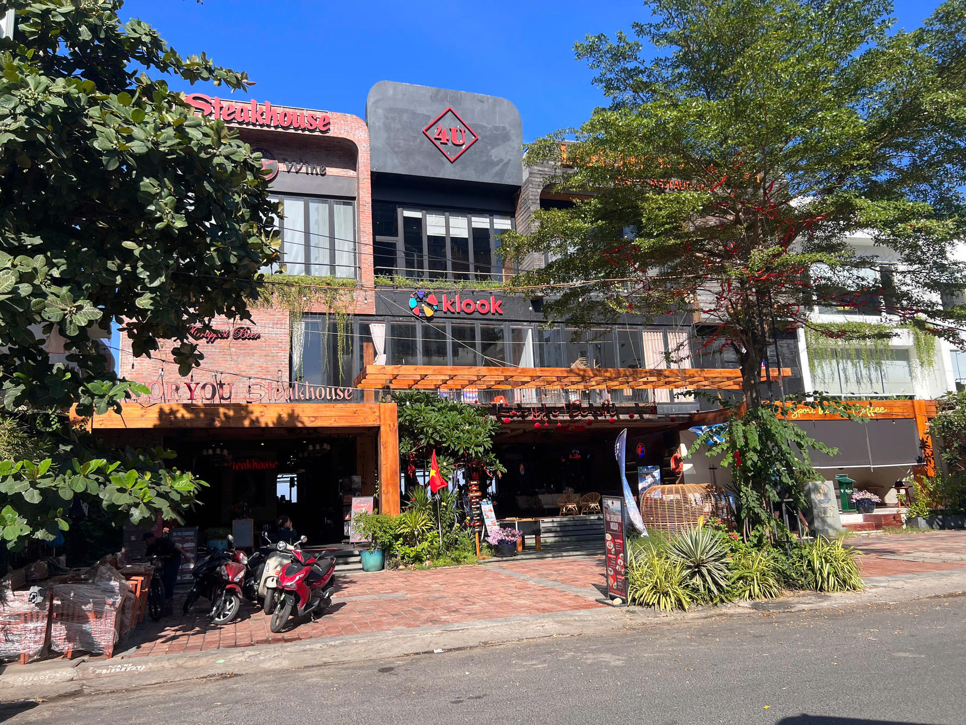 Klook Lounge Da Nang: Beachfront Dining & Lounge Access - Image 1
