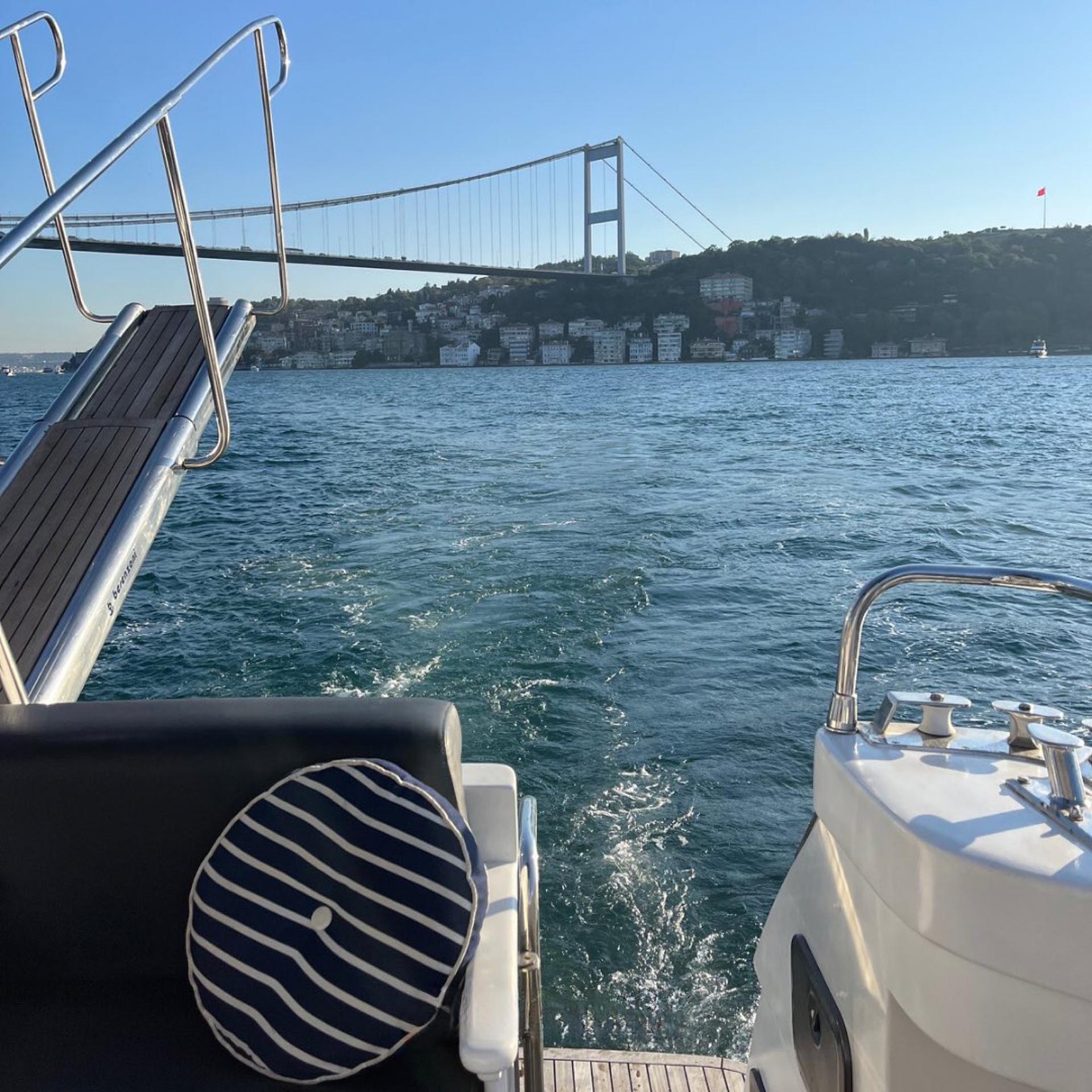 Sunset or Daytime Luxury Yacht cruise with AudioGuide & Snacks - Thumbnail 6