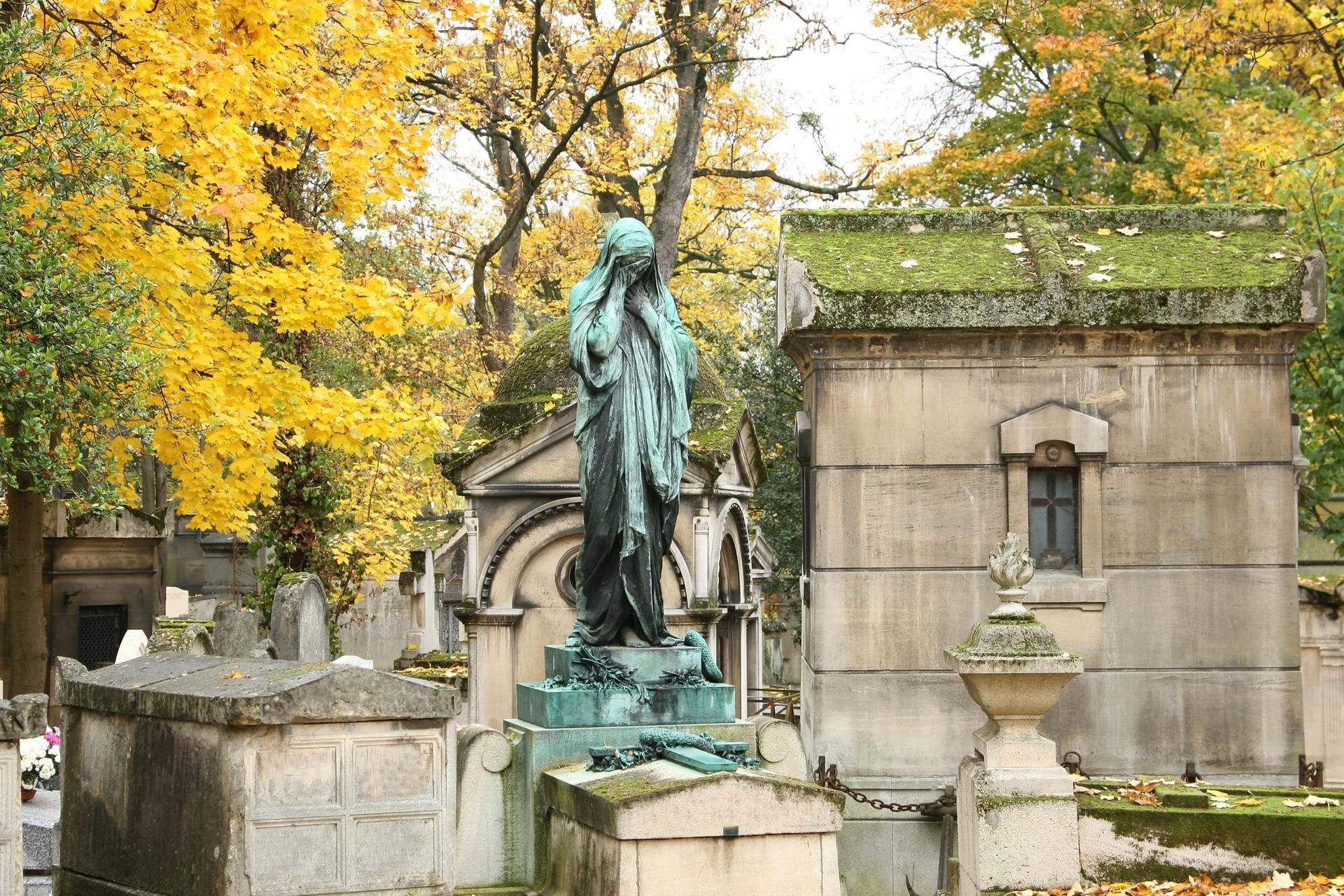 Pere Lachaise Cemetery Guided Tour in Paris - Thumbnail 2