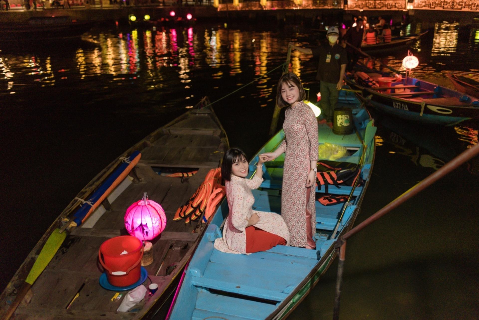 Boat Ride Ticket and Release Lantern at Hoai river in Hoi An  - Thumbnail 2