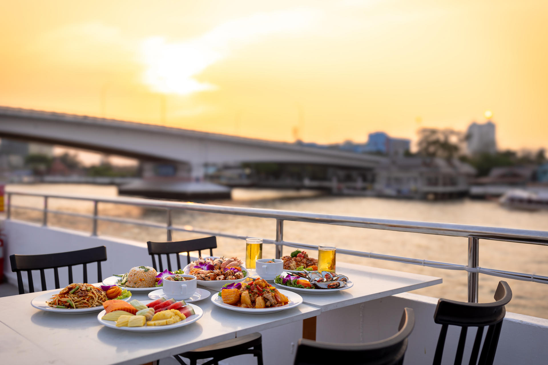 The Luxury White Dinner Cruise in Bangkok - Thumbnail 19