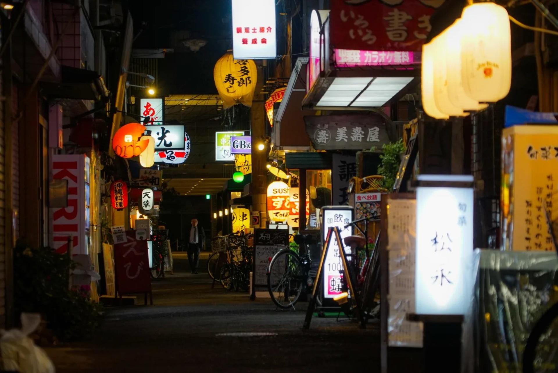 Osaka Bar Hopping Night Tour in Namba - Thumbnail 2
